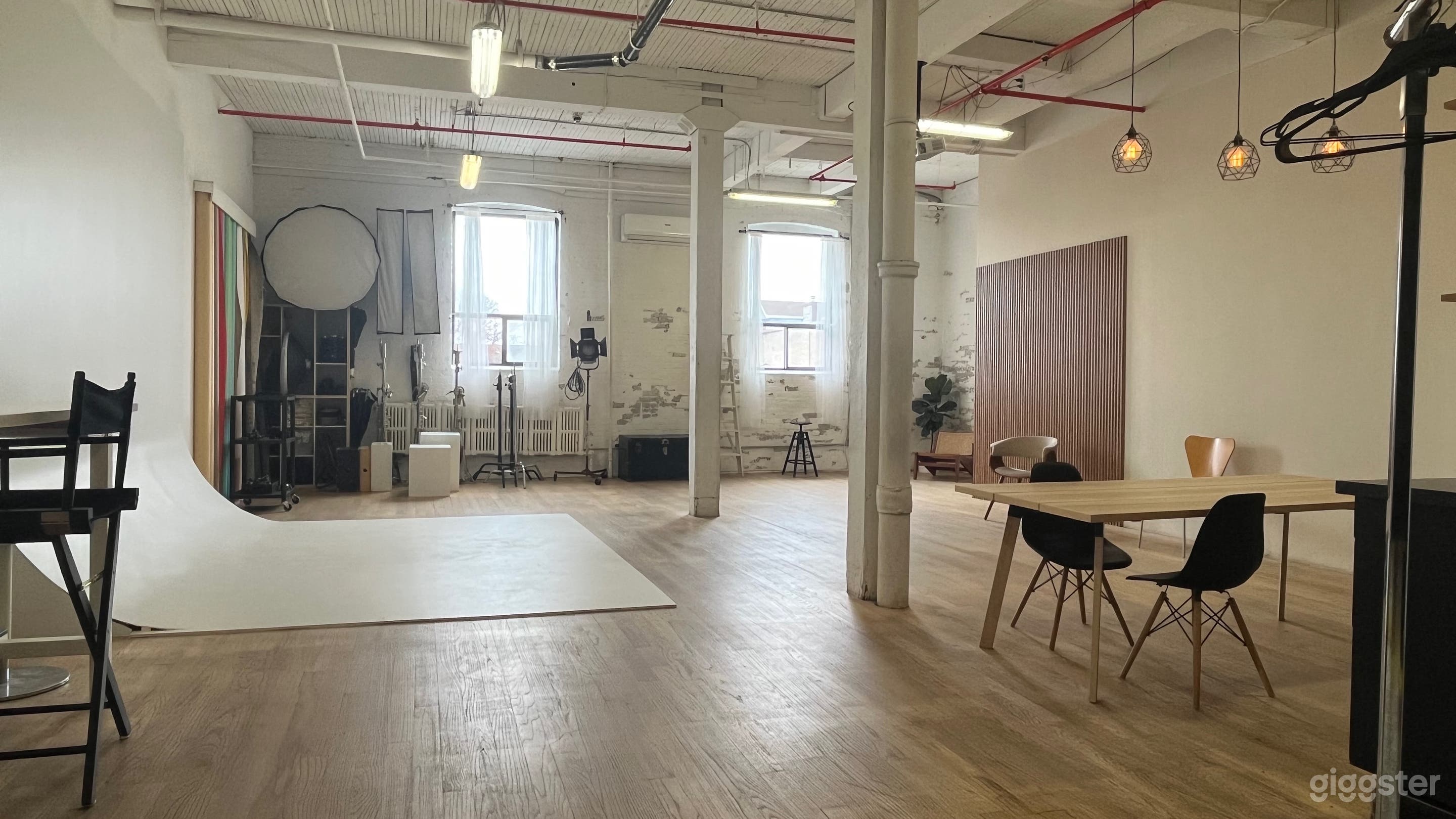 Highly Equipped Photography Studio Downtown Photo 2