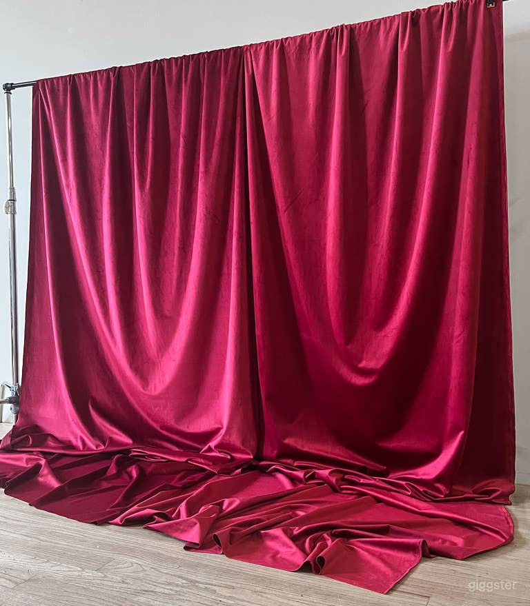  Drapery. (Red. Blue Not Seen). 