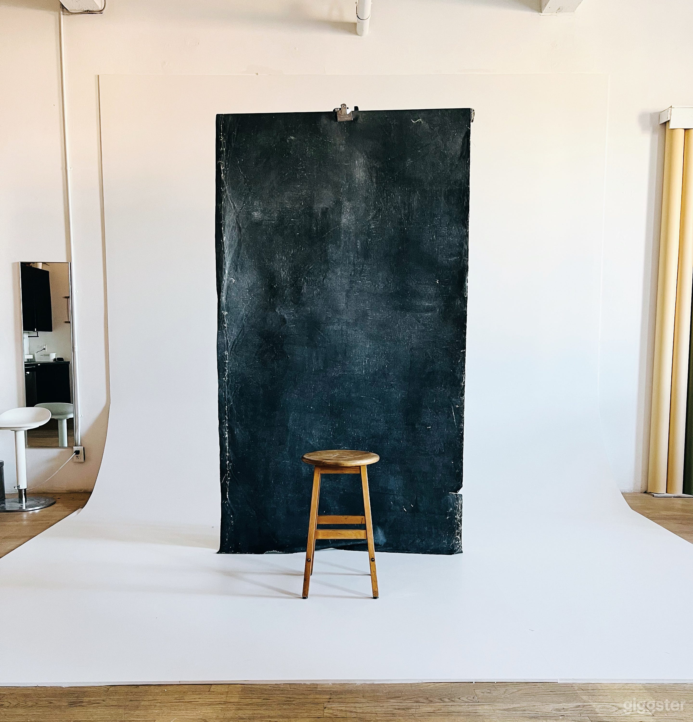 Highly Equipped Photography Studio Downtown Photo 3