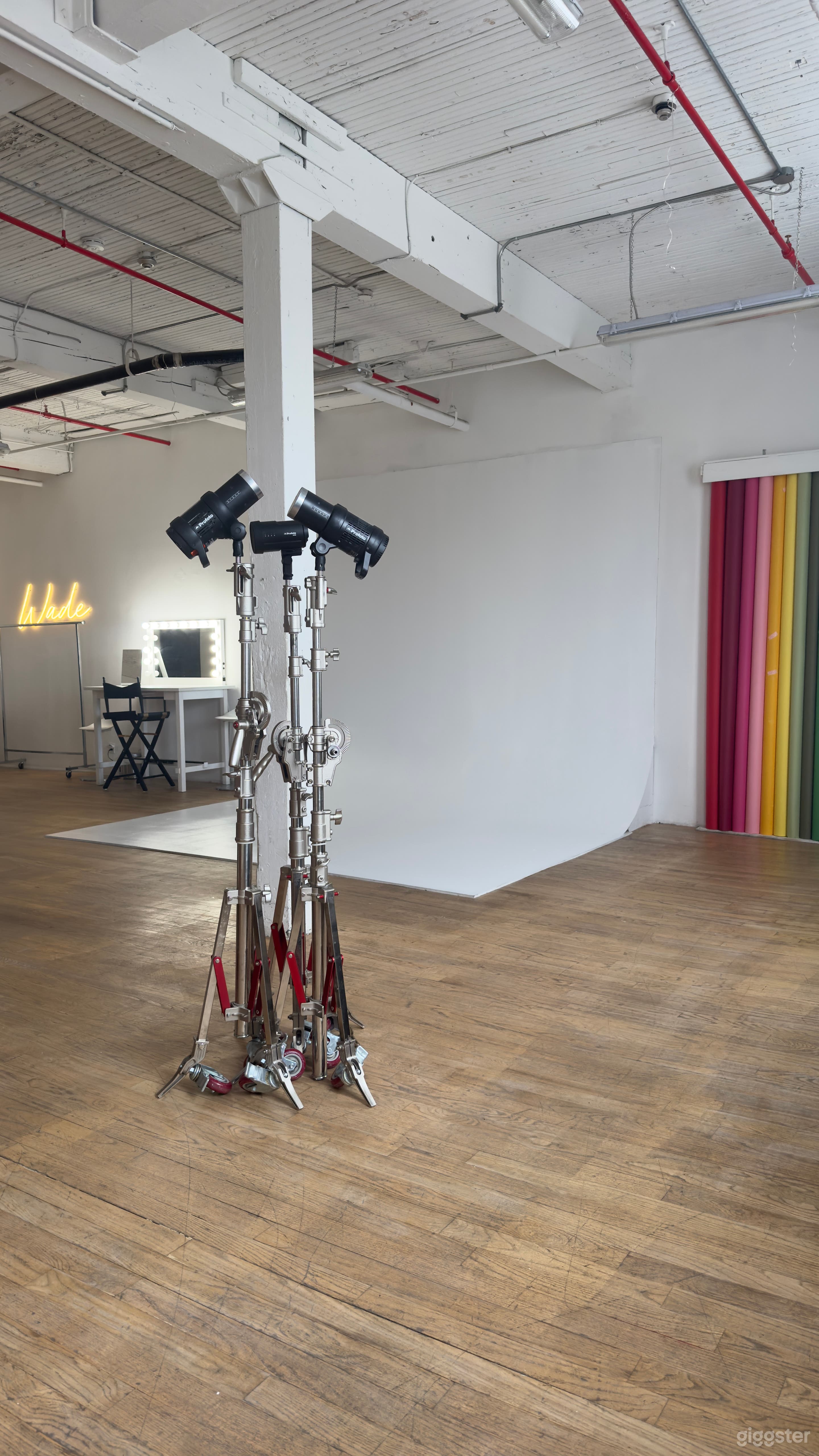 Highly Equipped Photography Studio Downtown Photo 1