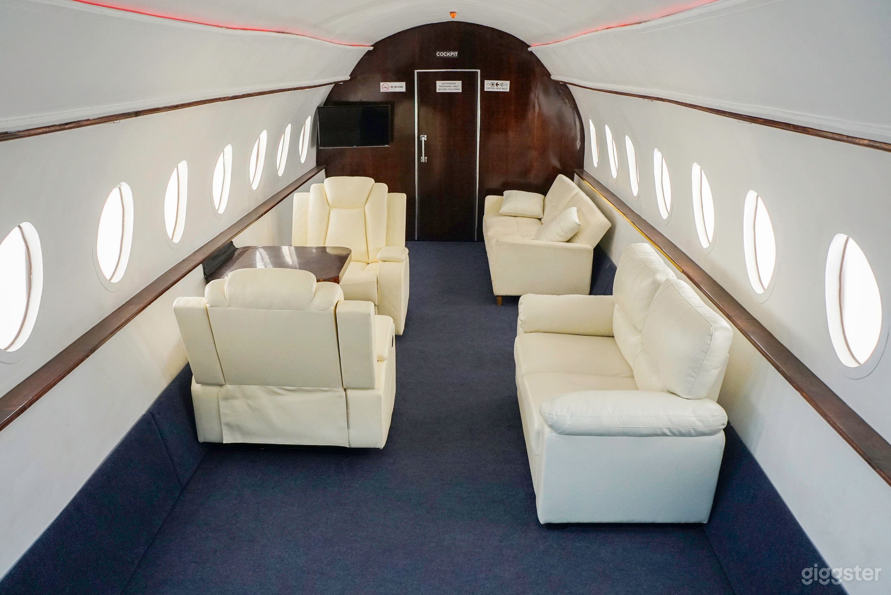 Studio With  Lux Private Jet Set Photo 2