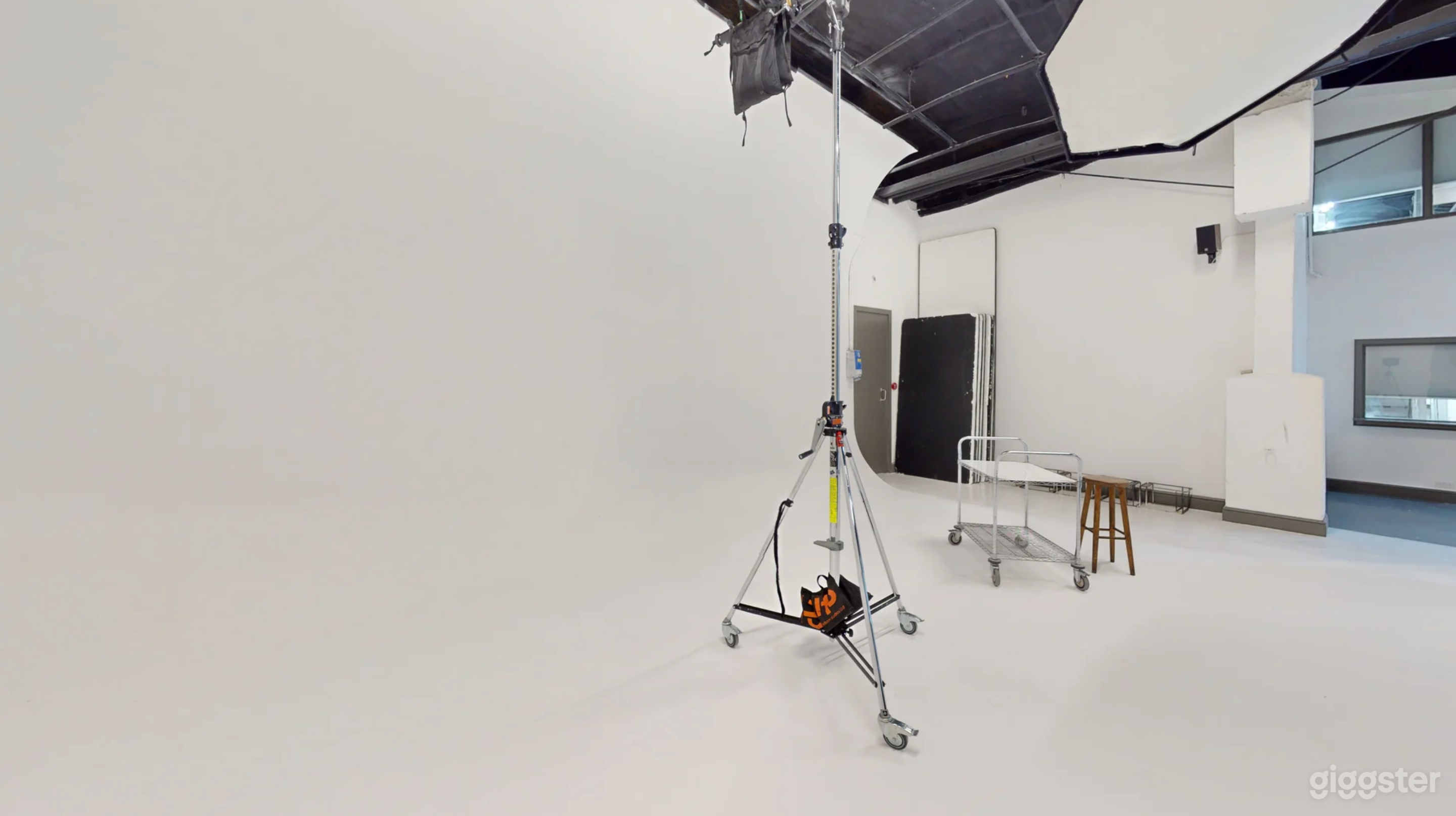 STUDIO 6 XL White Cove Photo 4