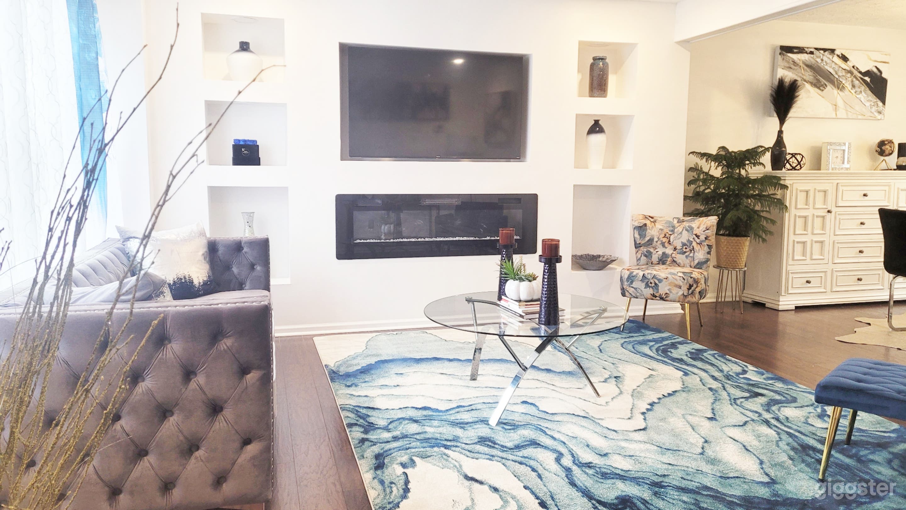 Suburban Content Creator's Haven with Flexible Spa Photo 1