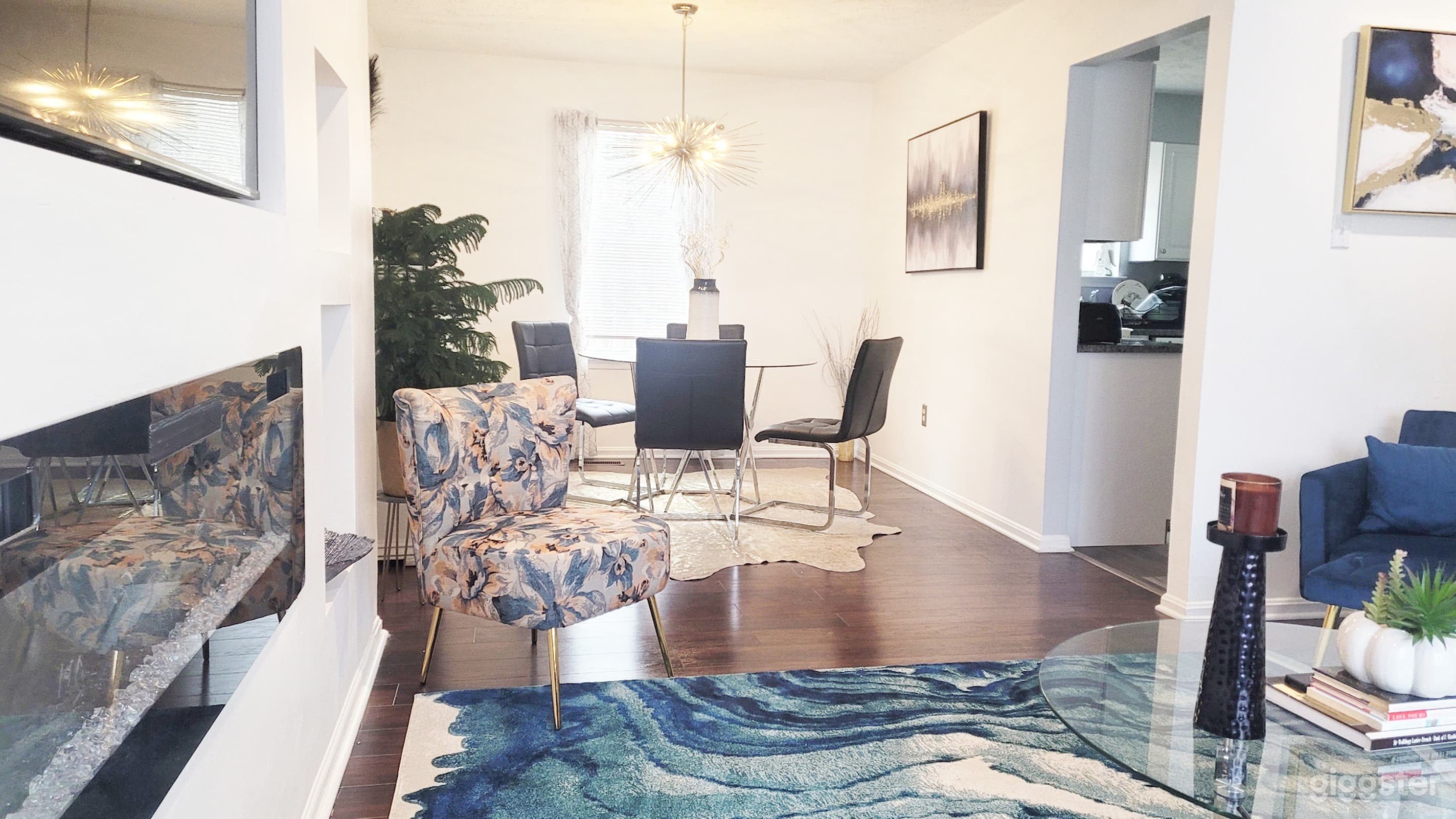 Suburban Content Creator's Haven with Flexible Spa Photo 4