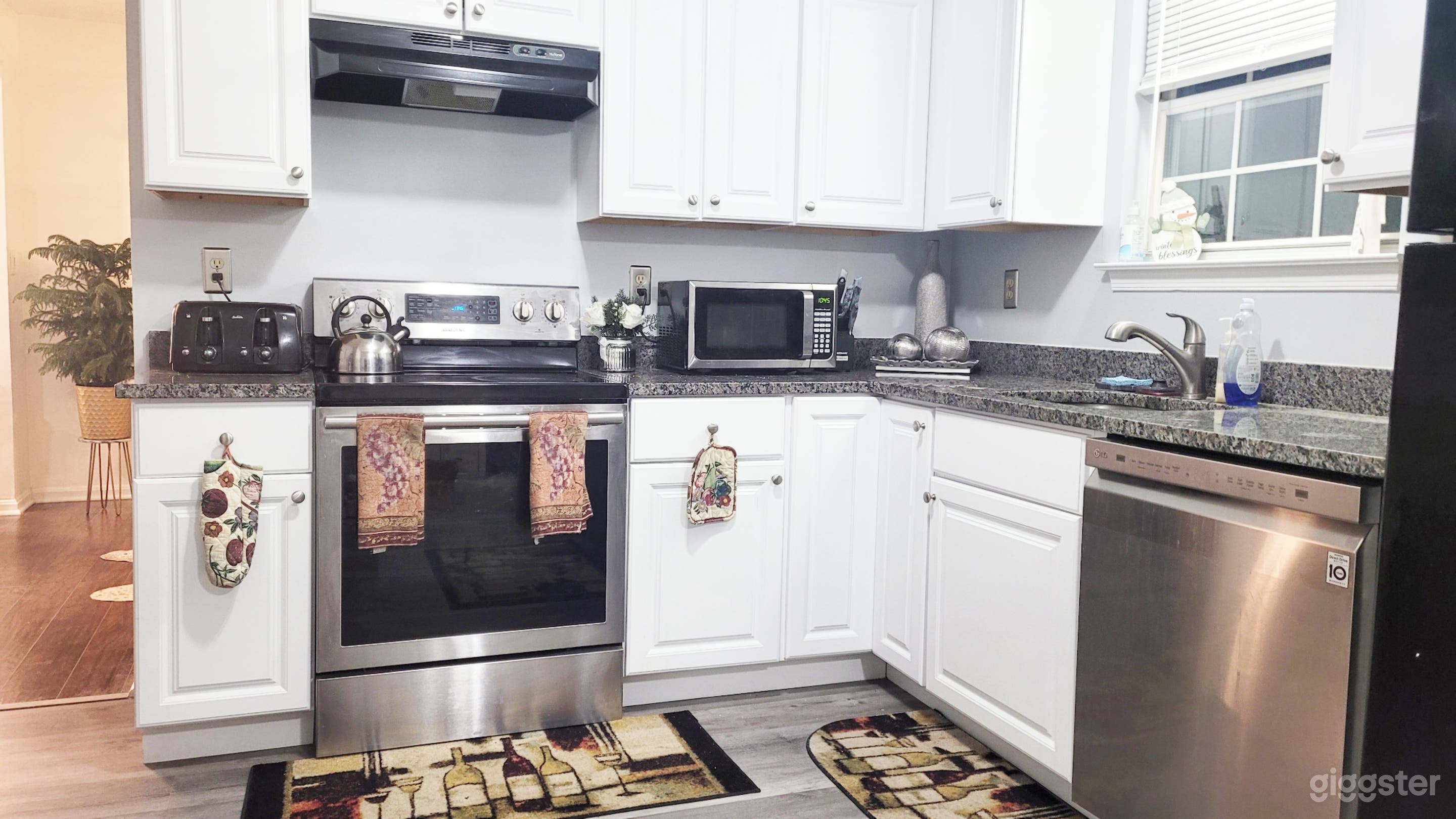 Suburban Content Creator's Haven with Flexible Spa Photo 2