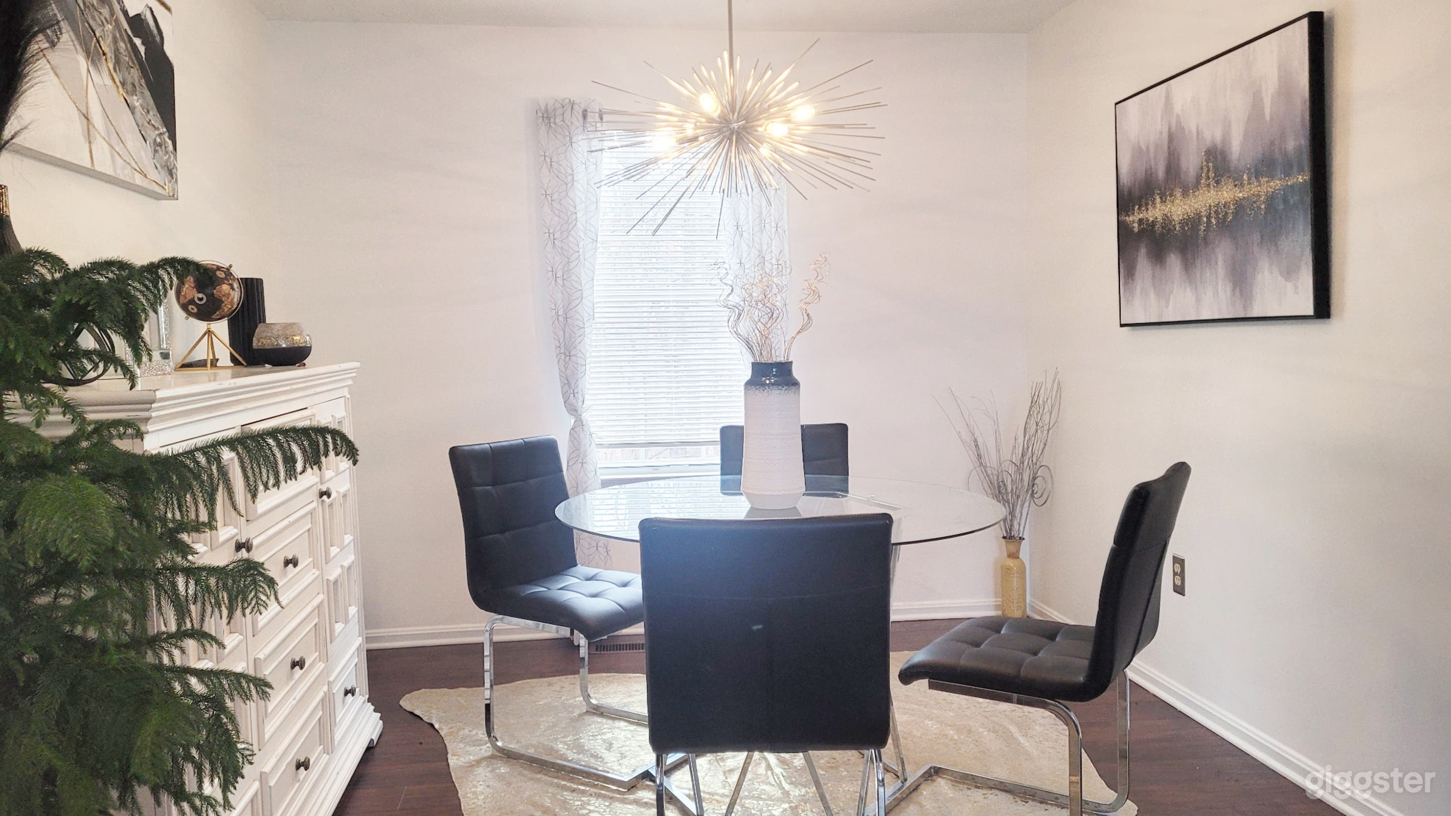 Suburban Content Creator's Haven with Flexible Spa Photo 3