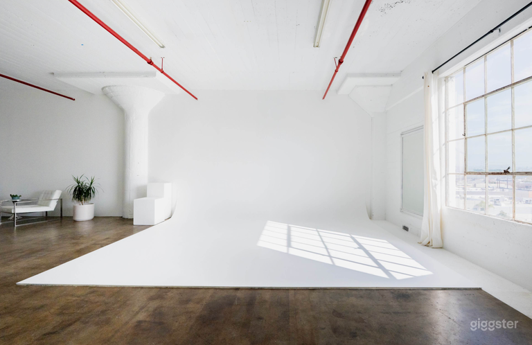  White, Natural Light Studio with Cyc Wall, Equipment DTLA 01 