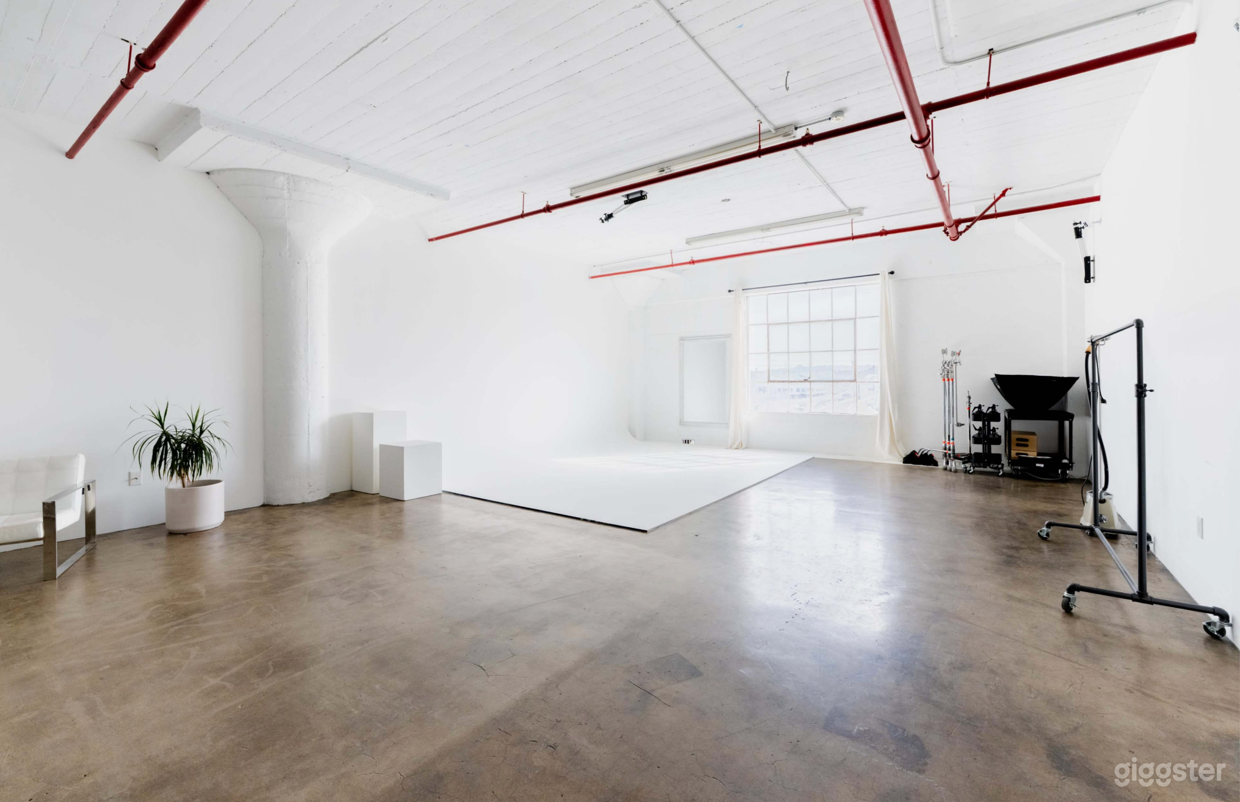 White, Natural Light Studio with Cyc Wall, Equipment DTLA 01 Photo 3