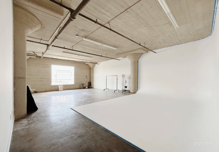  Bright, Cyc Studio With Equipment and AC | DTLA 03 