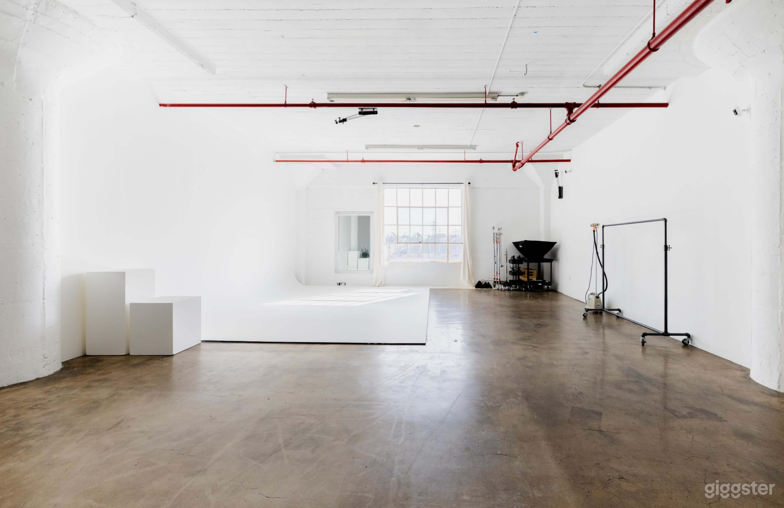 White, Natural Light Studio with Cyc Wall, Equipment DTLA 01 Photo 4