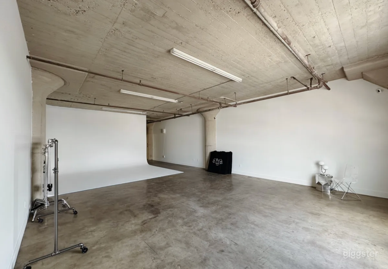  Bright, Cyc Studio With Equipment and AC | DTLA 03 