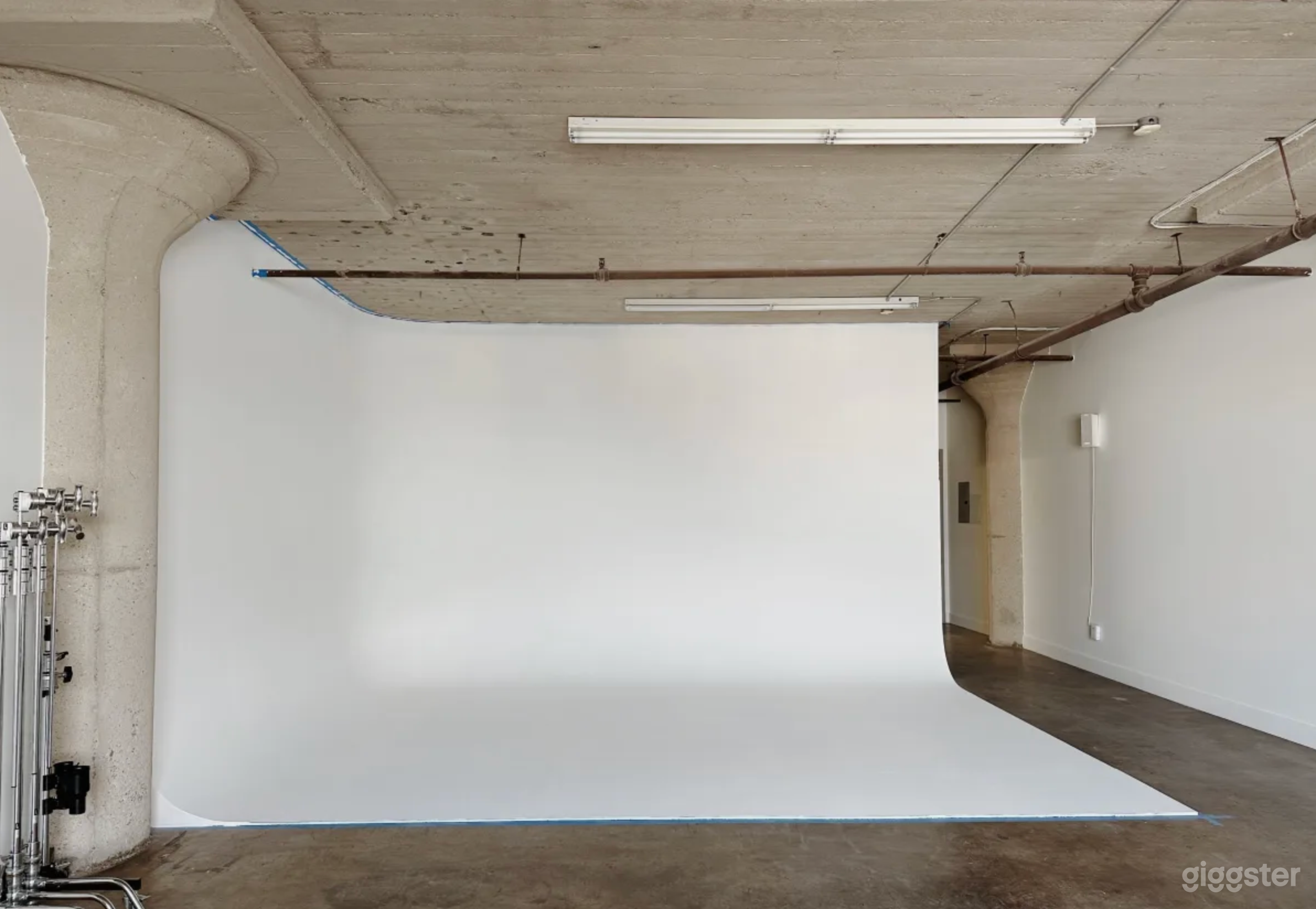 Bright, Cyc Studio With Equipment and AC | DTLA 03 Photo 2