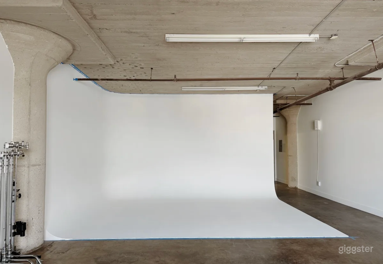  Bright, Cyc Studio With Equipment and AC | DTLA 03 