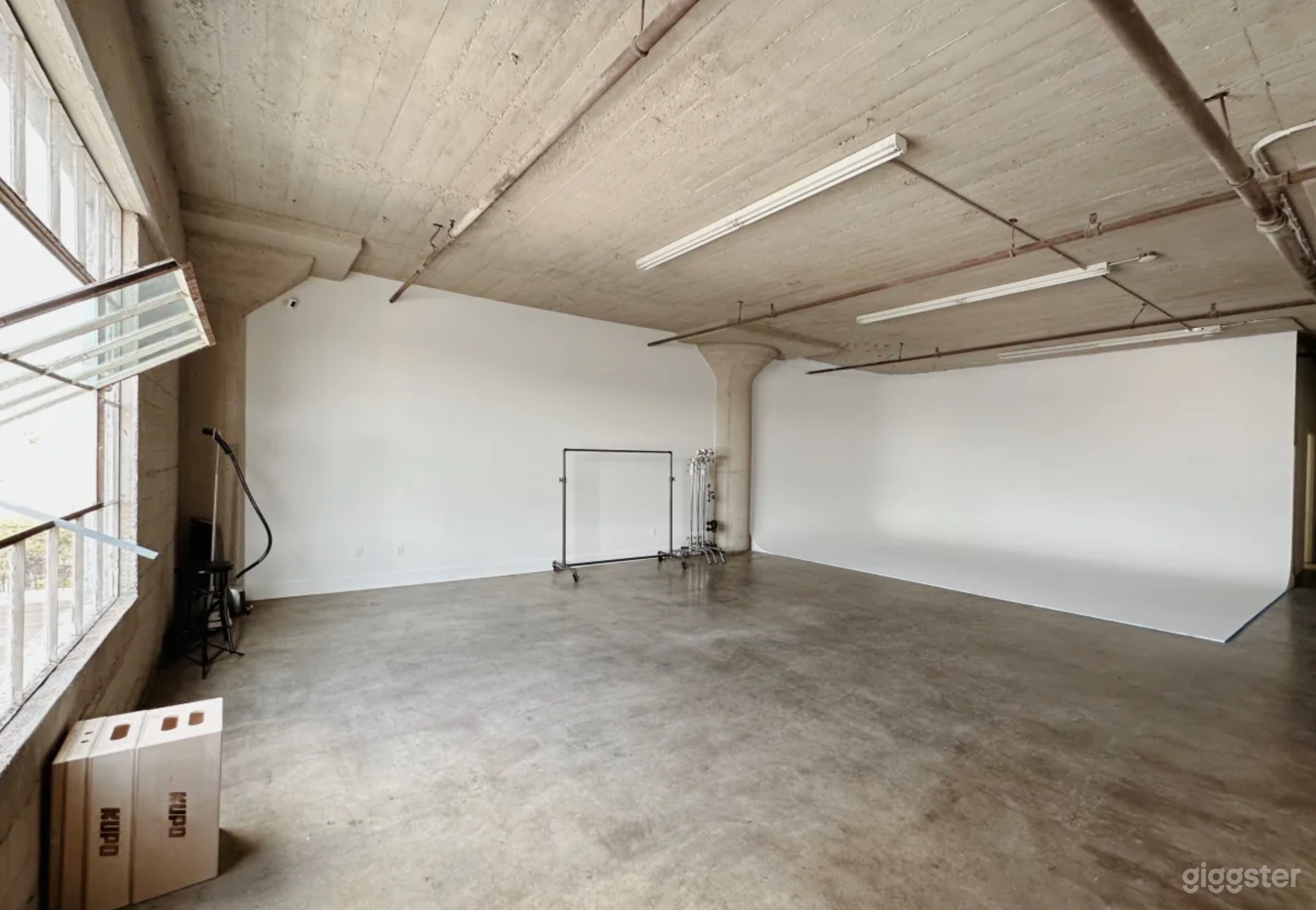 Bright, Cyc Studio With Equipment and AC | DTLA 03 Photo 4