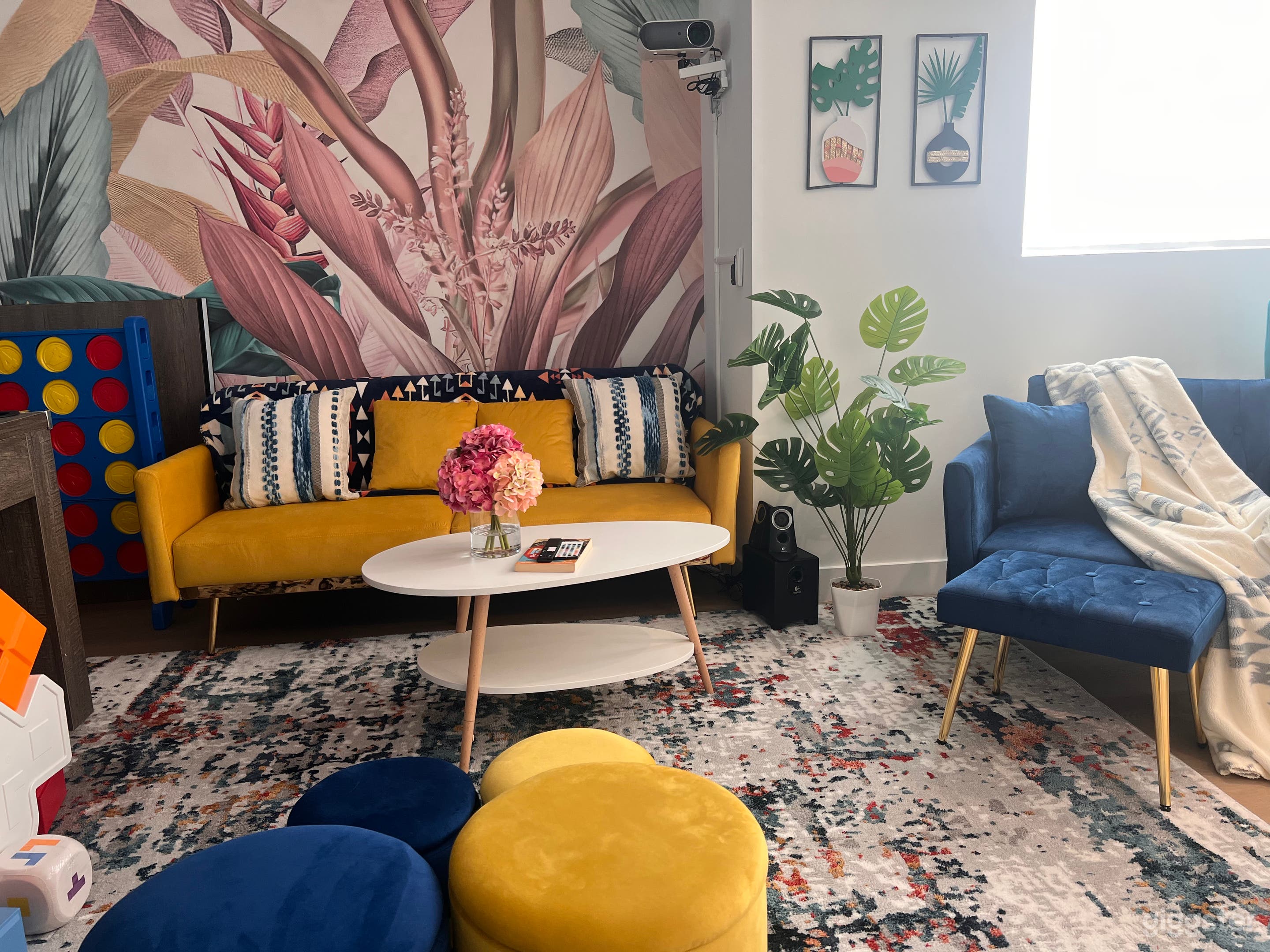 Modern 4BR Townhome in Van Nuys – Studio-Ready &amp; F Photo 3