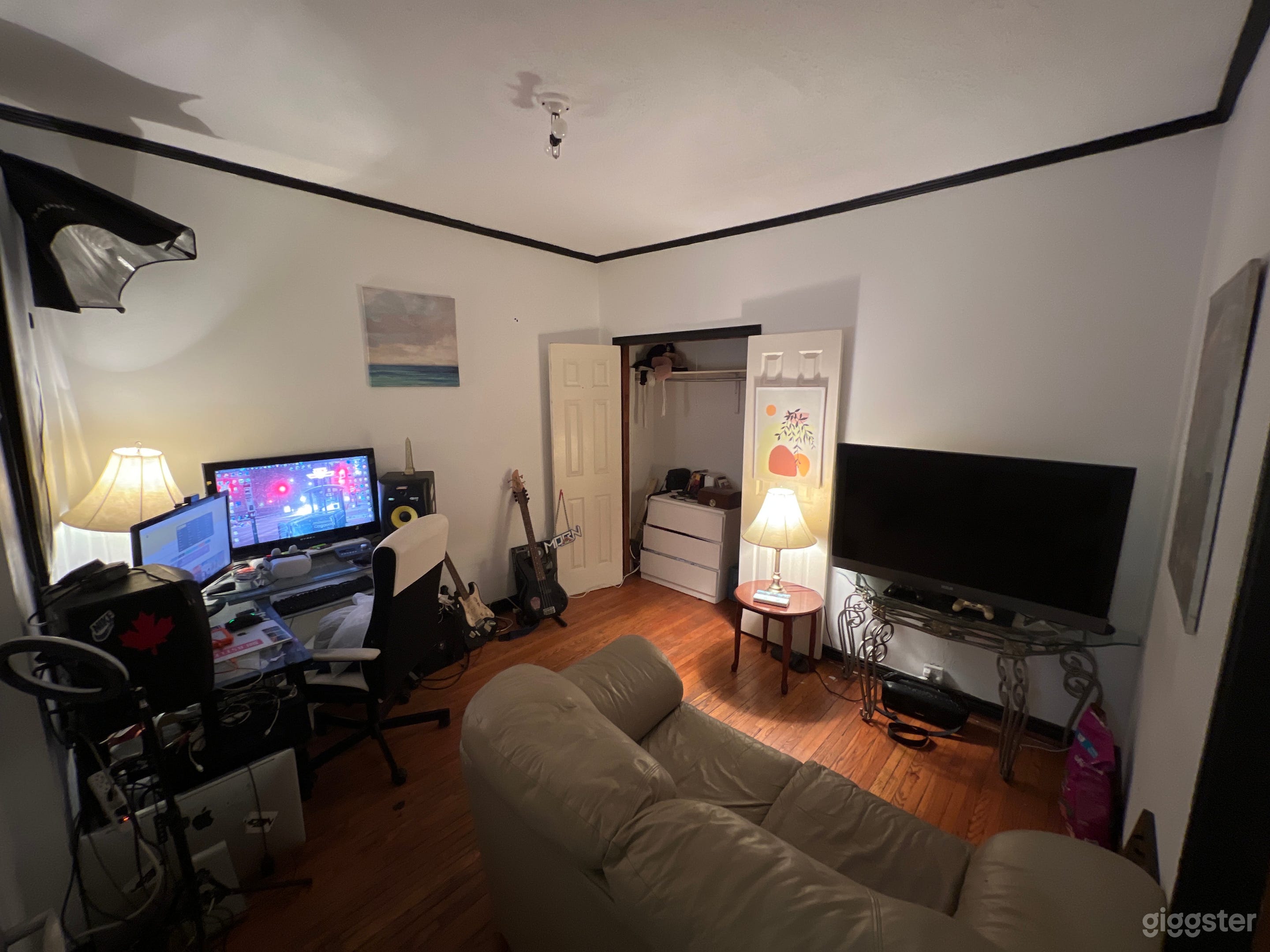 Main floor Apartment w Backyard Photo 1