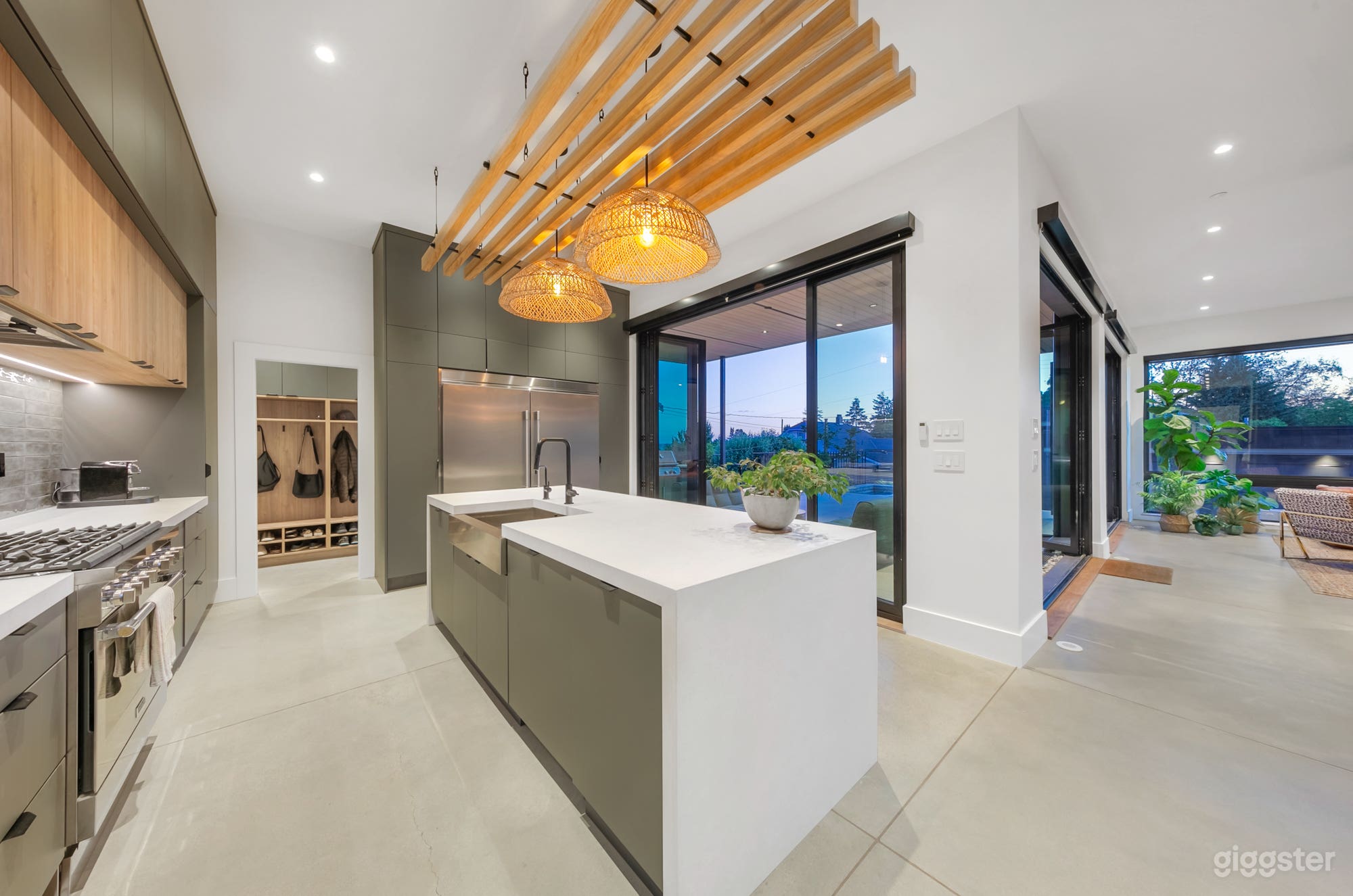 Gorgeous modern home across from large park Photo 2