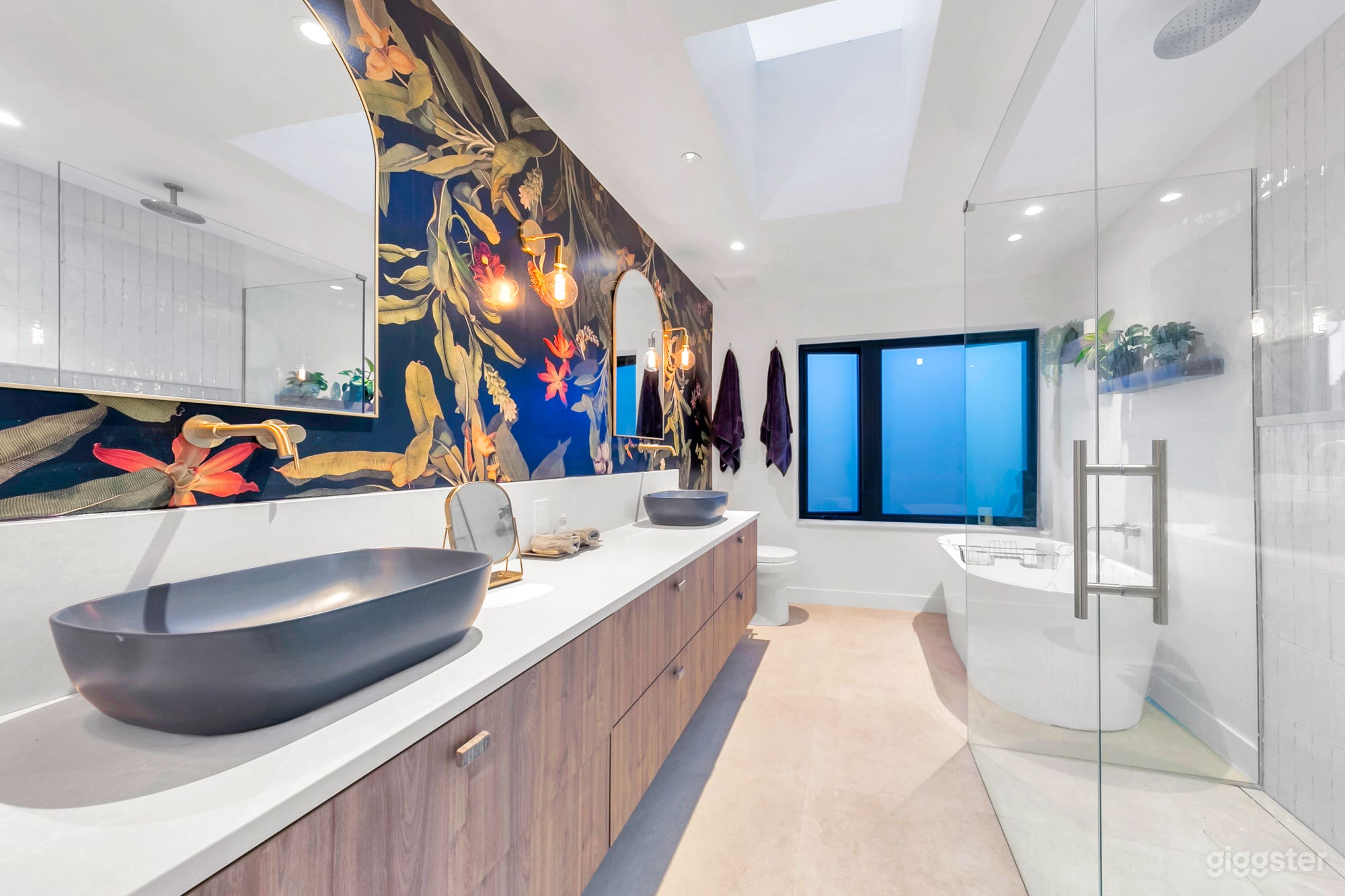 Gorgeous modern home across from large park Photo 4