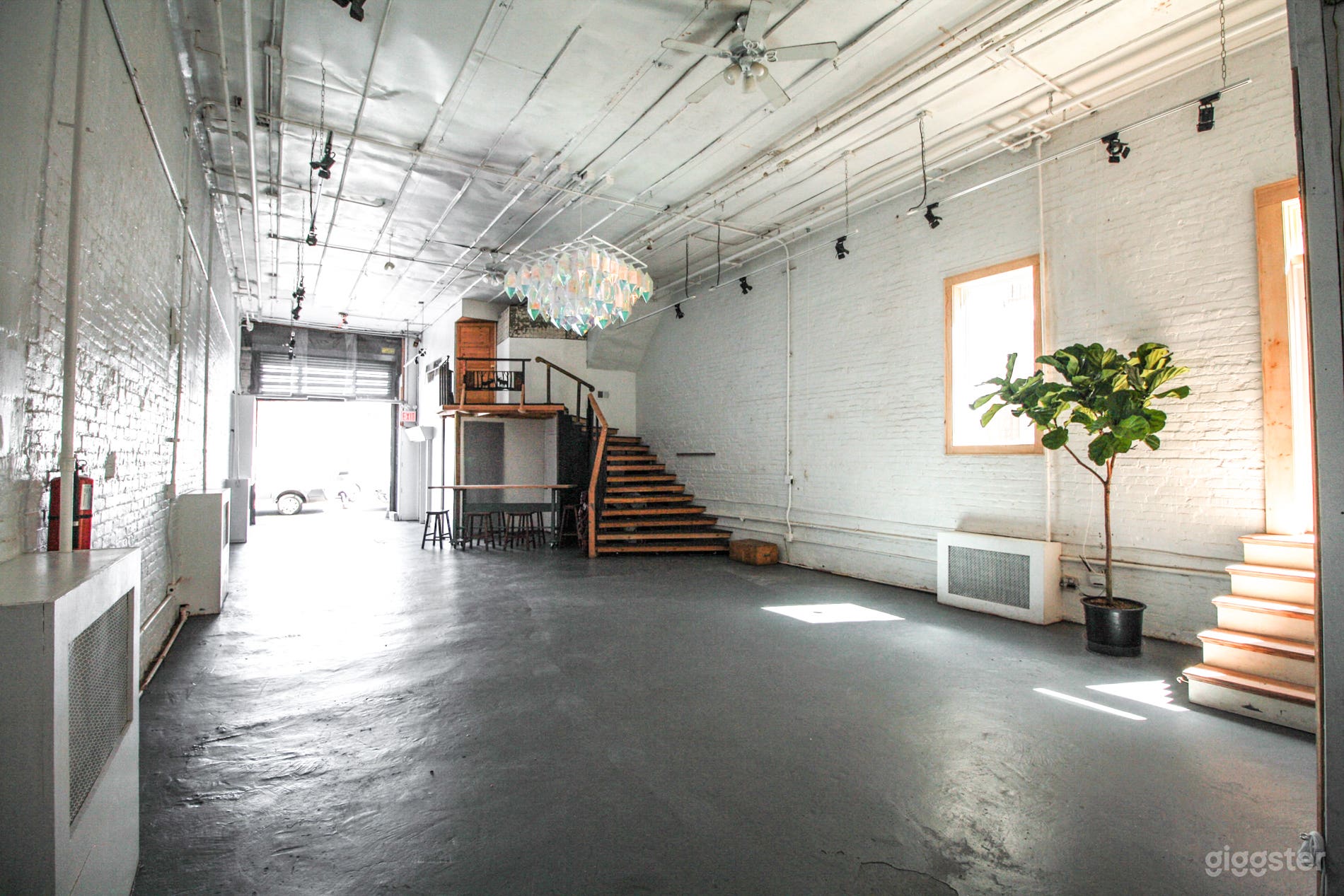 Modern White-Brick Gallery Space Photo 3