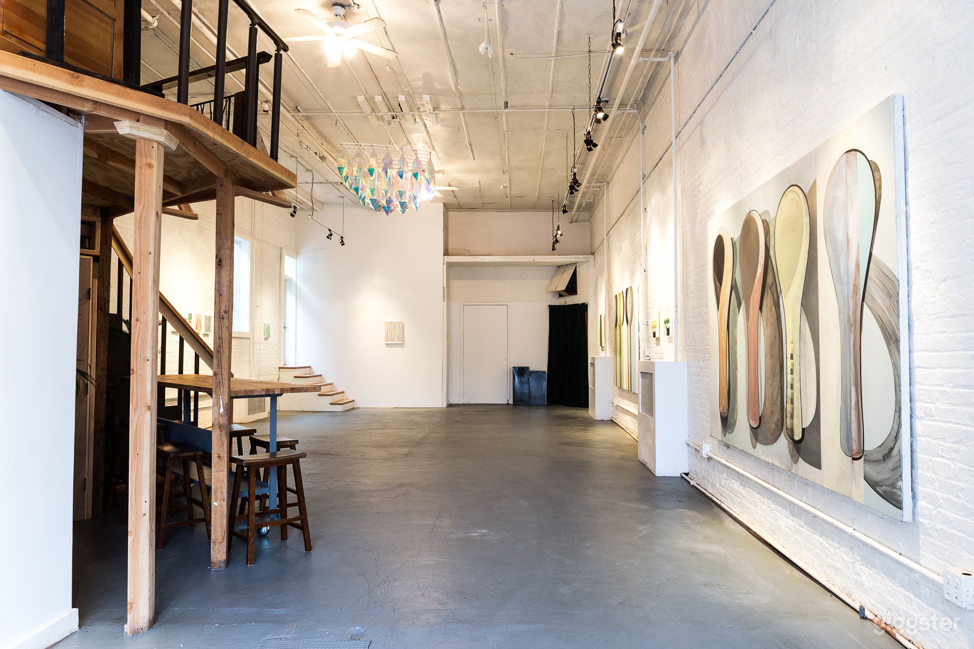 Modern White-Brick Gallery Space Photo 1