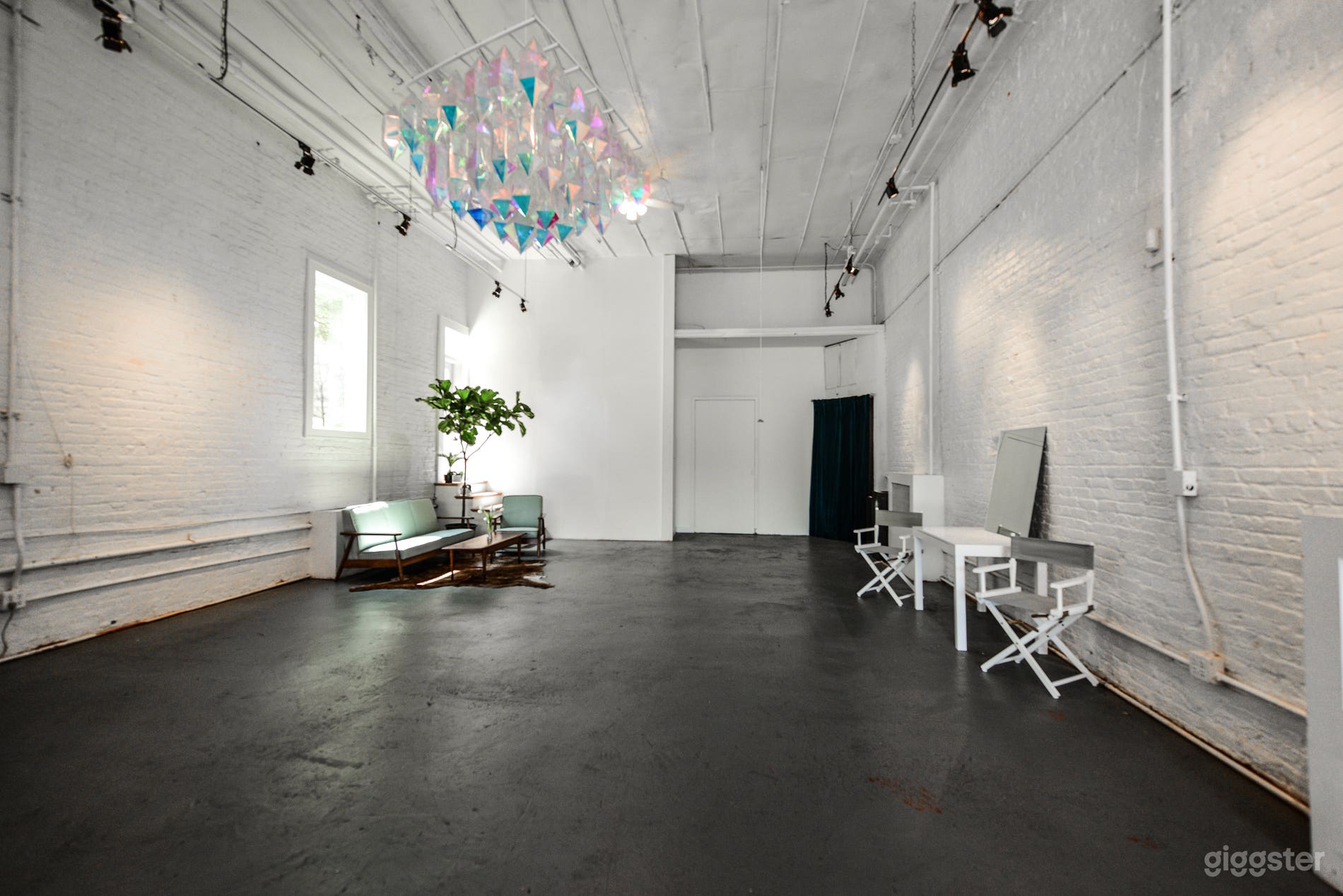 Modern White-Brick Gallery Space Photo 4