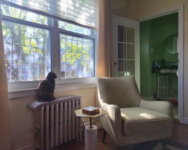  Bright, renovated Jackson Hghts townhouse w/ yard 