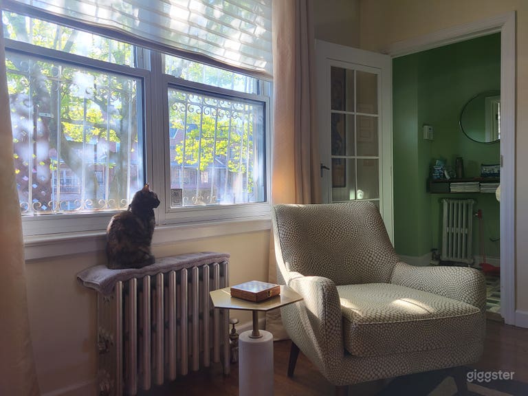  Bright, renovated Jackson Hghts townhouse w/ yard 