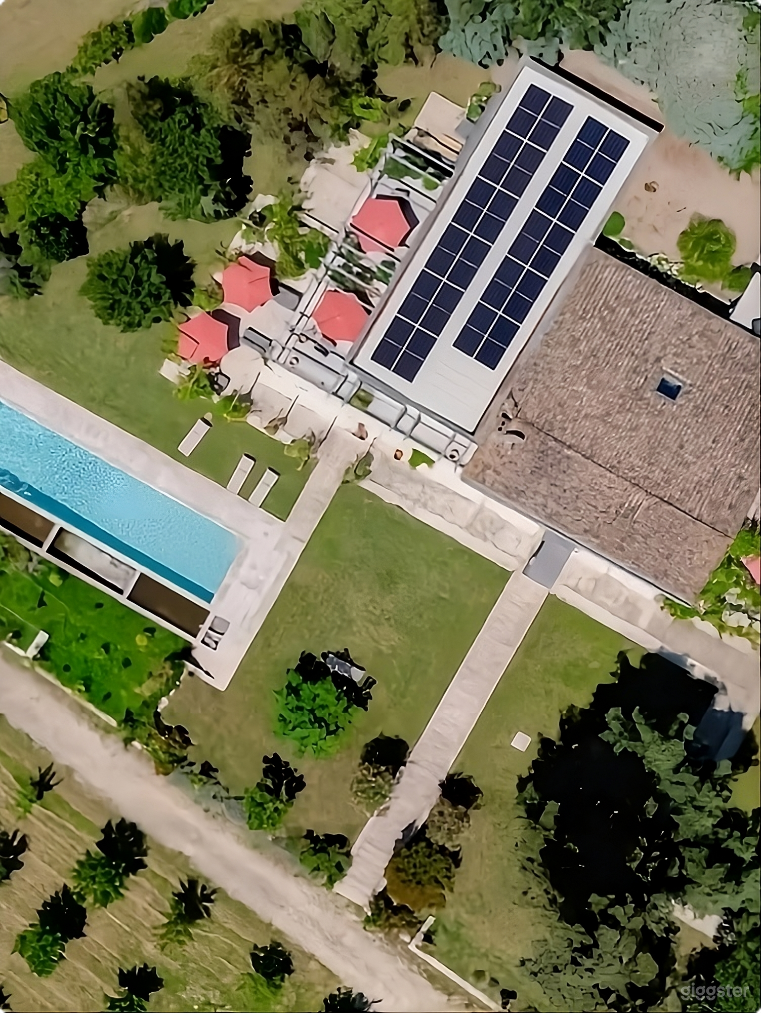 Photo de Moulin espagnol chic du XVe siecle avec piscine moderne 4