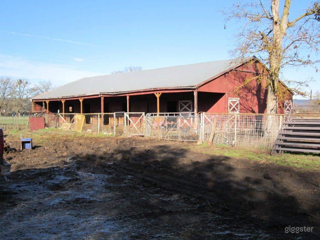 Oregon abandoned ranch house, stable and pasture Photo 4