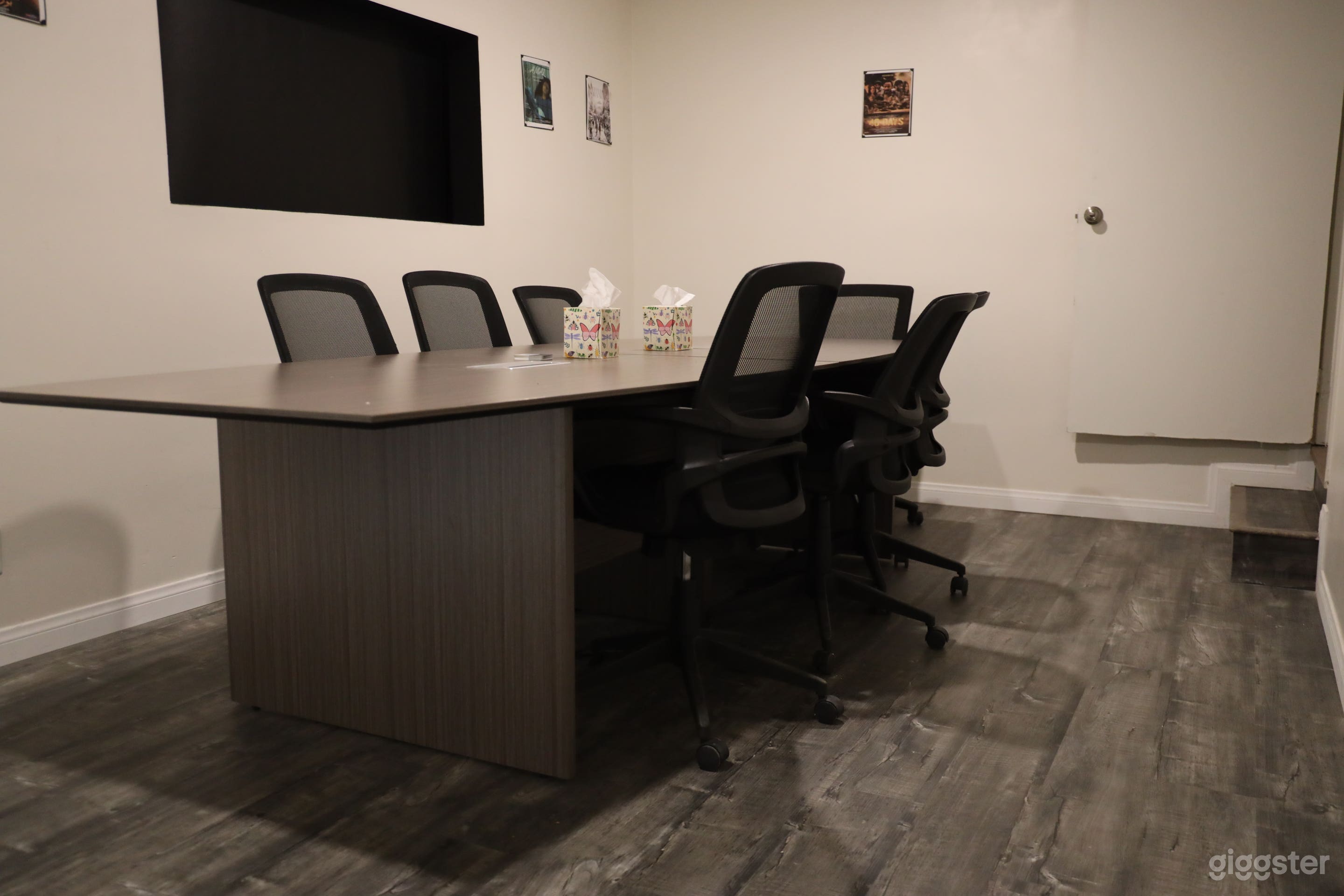 Modern Meeting Room Photo 4