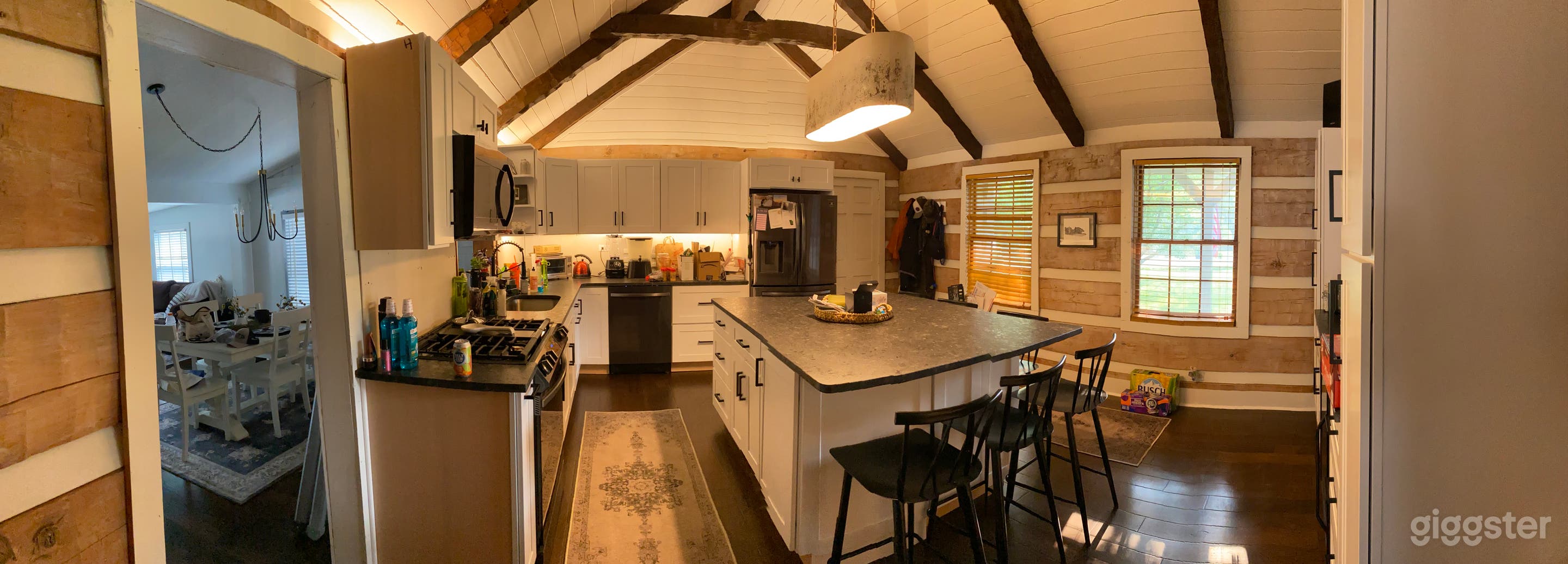 Cozy Rustic Log Home Photo 4