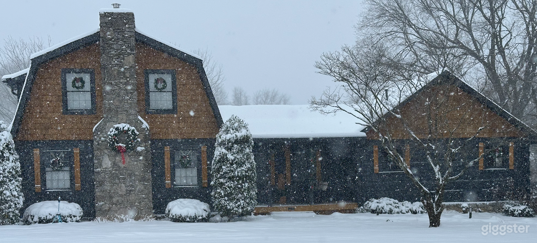 Cozy Rustic Log Home Photo 2