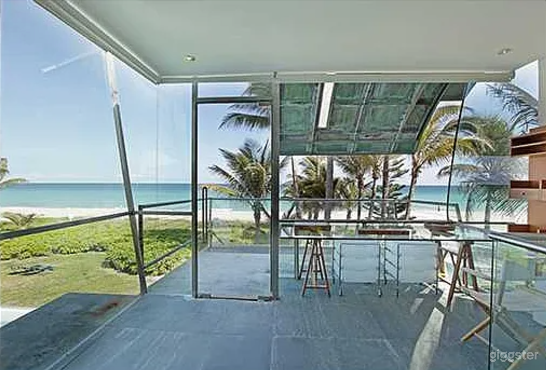 Oceanfront &amp; private beach  Photo 4