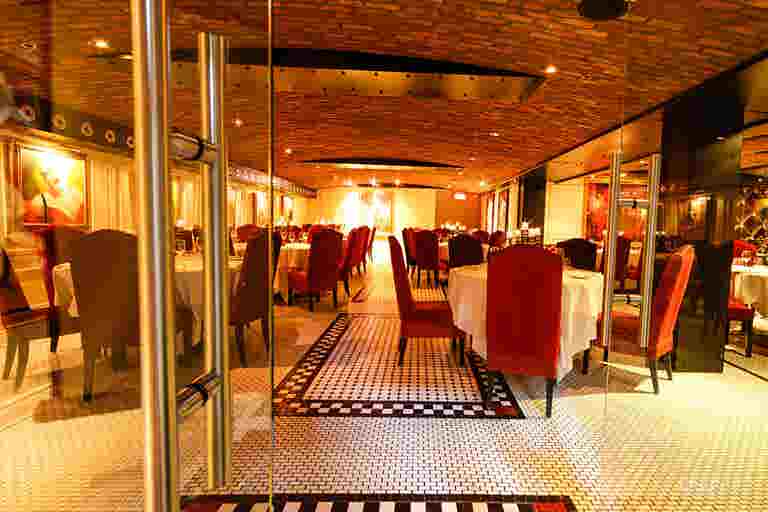  Montréal Style, French Restaurant Located in the Heart of Downtown (Full Buyout) 