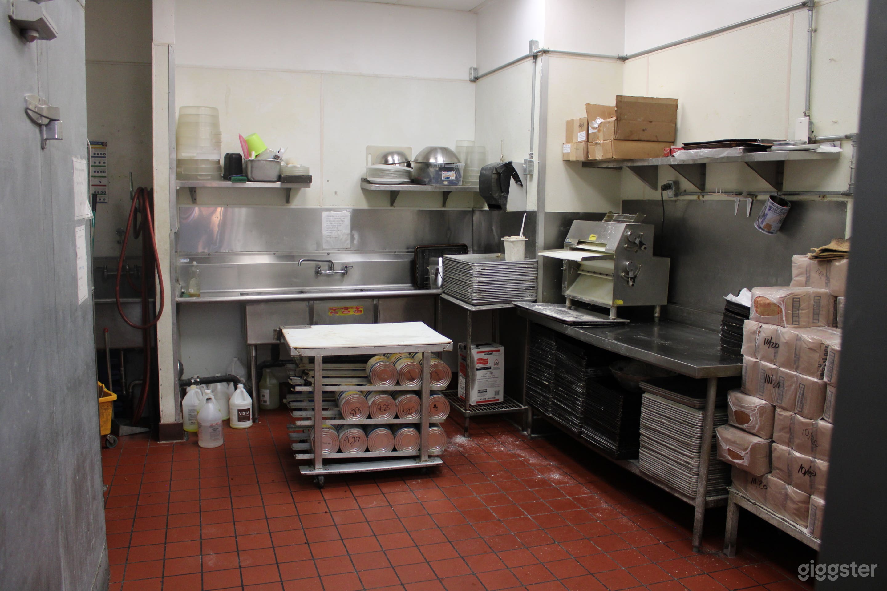 Perfect for Filming Pizza Restaurant in  Los Angeles 5th Loc. Photo 4