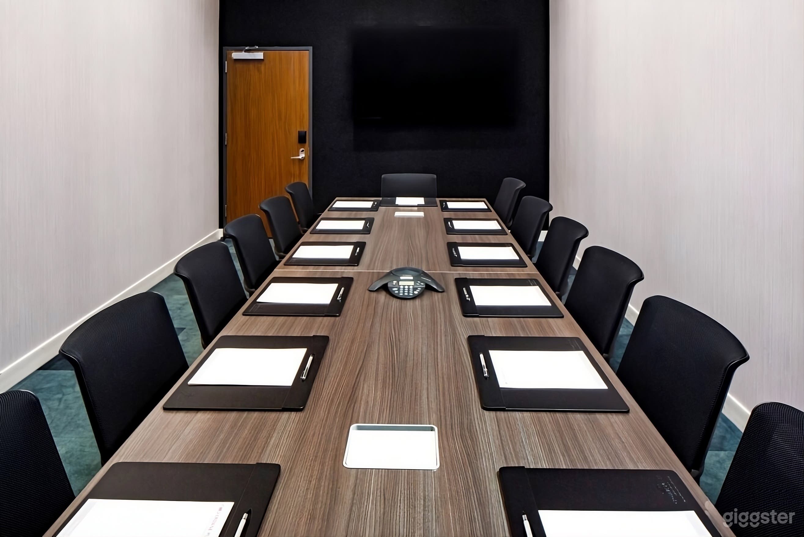 Sleek Midtown Hotel Space – Perfect for Film & Photoshoots Photo 4