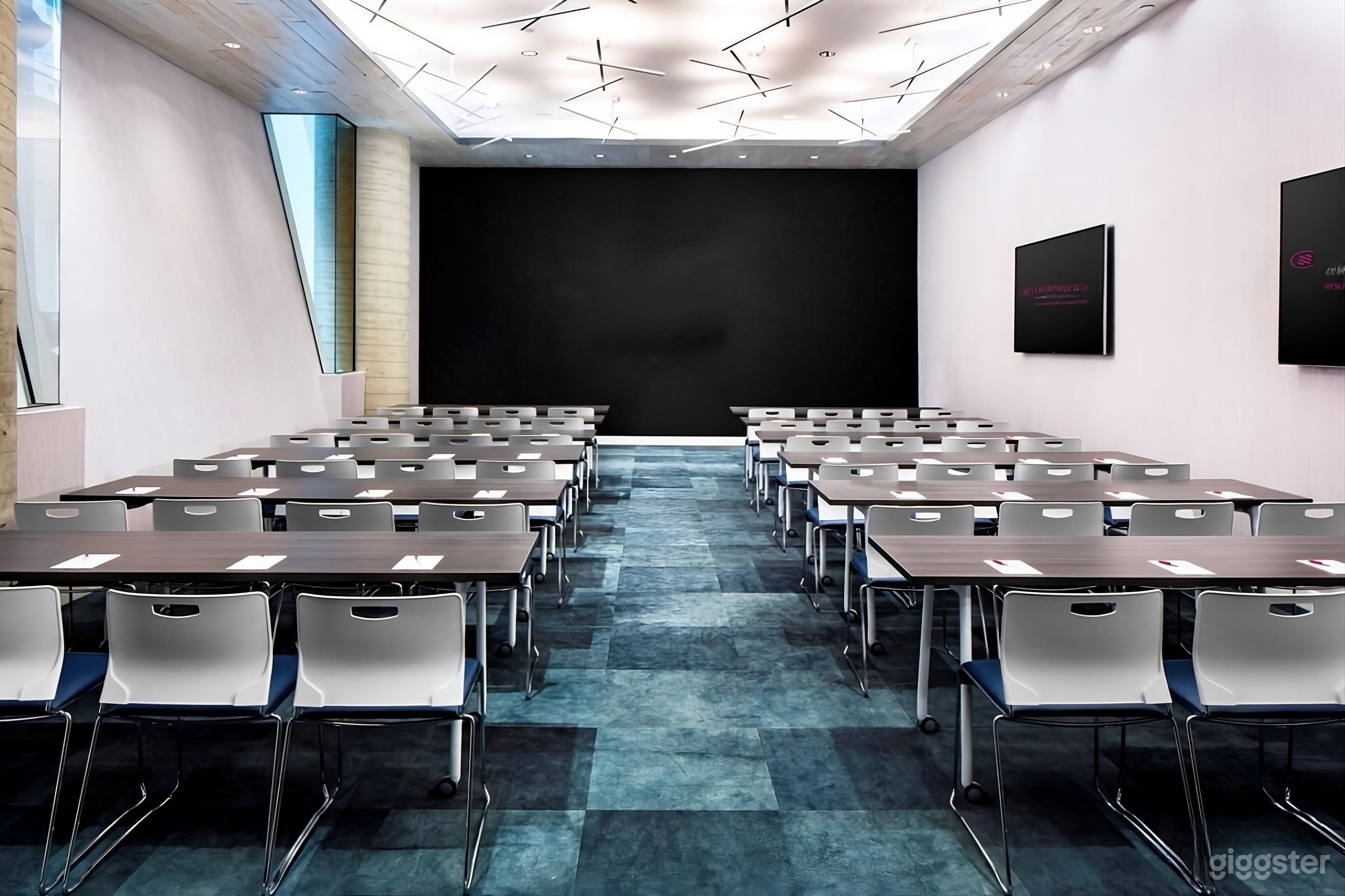 Sleek Midtown Hotel Space – Perfect for Film & Photoshoots Photo 1