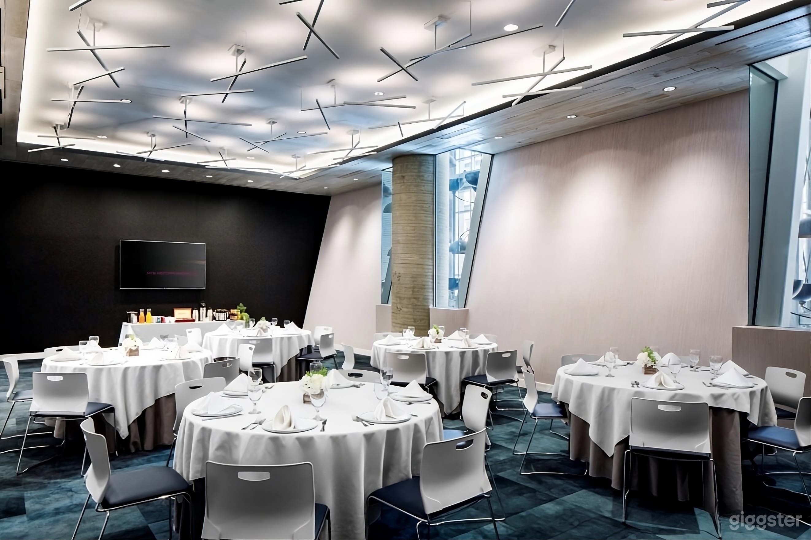 Sleek Midtown Hotel Space – Perfect for Film & Photoshoots Photo 3