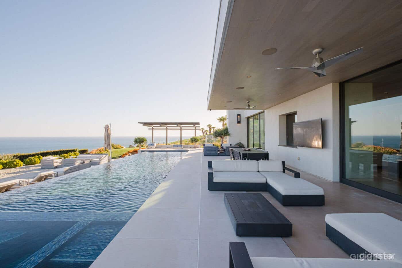 COASTAL ELEGANCE: MODERN MARVEL IN MALIBU/POOL Photo 3