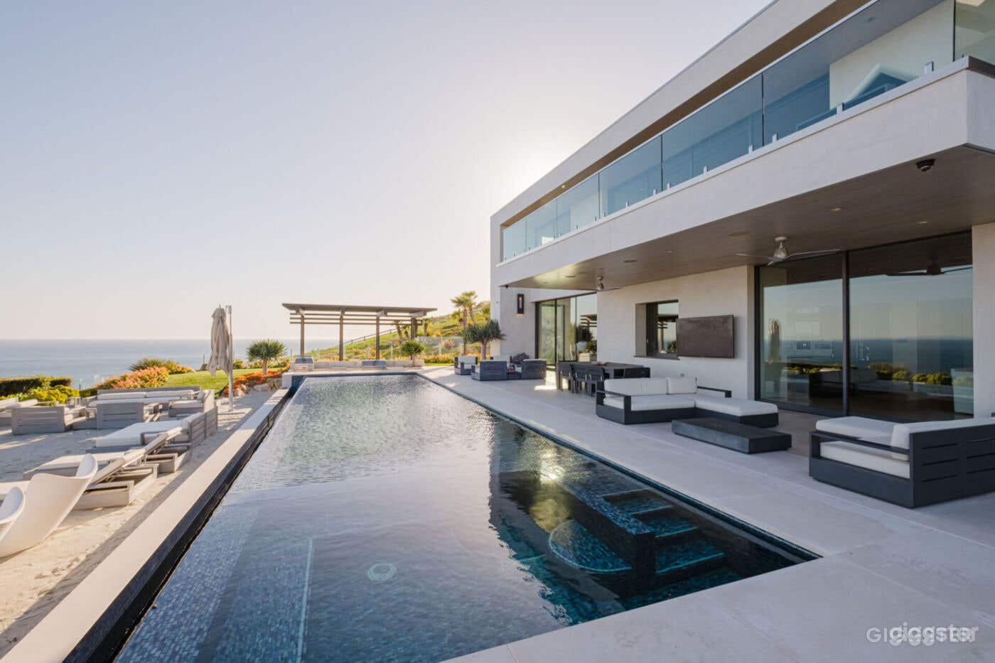 COASTAL ELEGANCE: MODERN MARVEL IN MALIBU/POOL Photo 4
