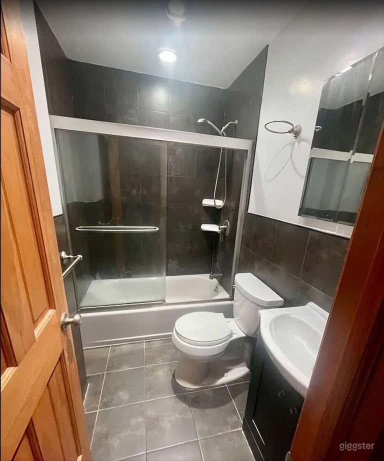  Apartment in Prime Location, Cozy Living Room 