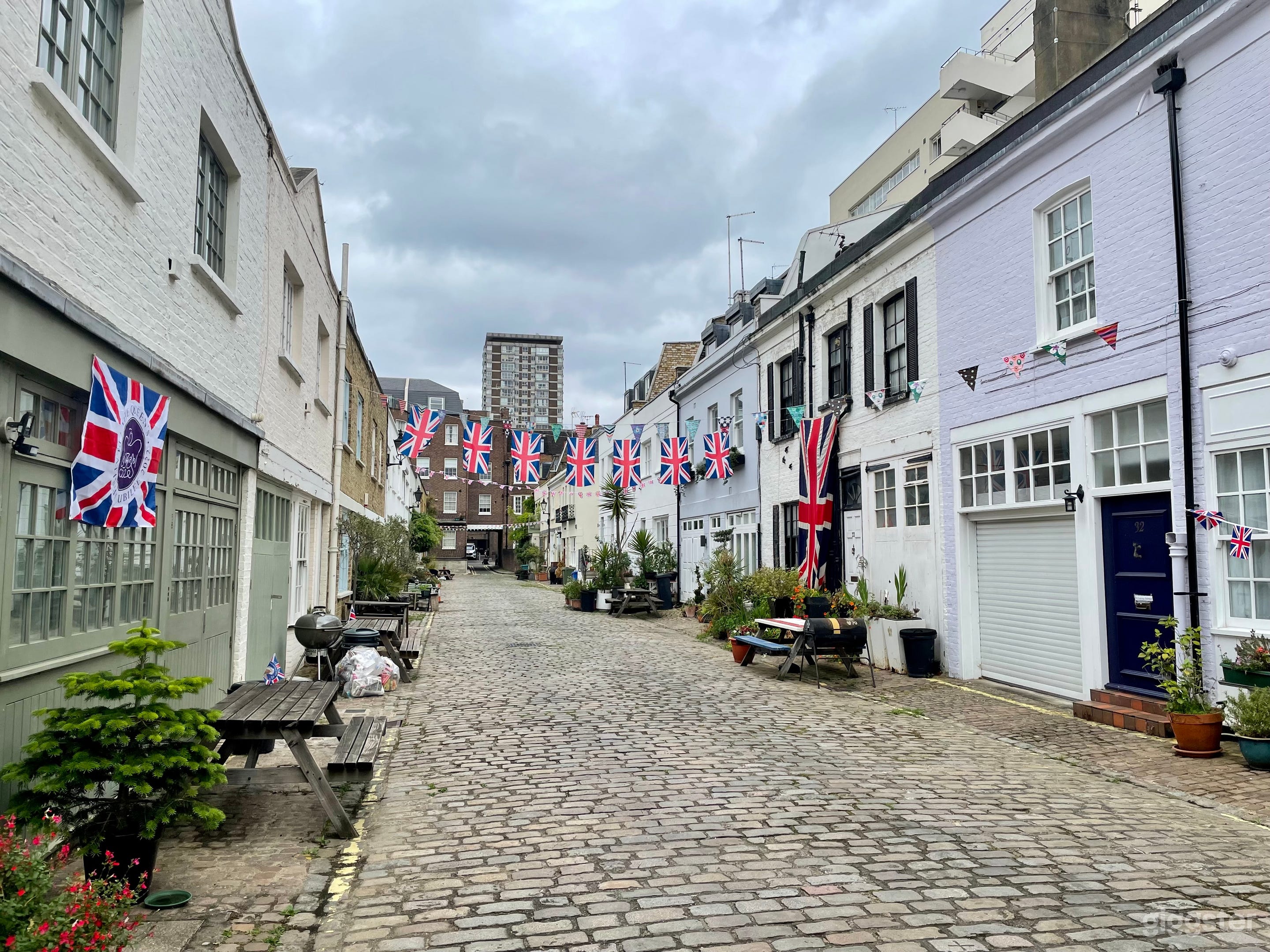 Spacious and Bright London Mews Home Photo 4