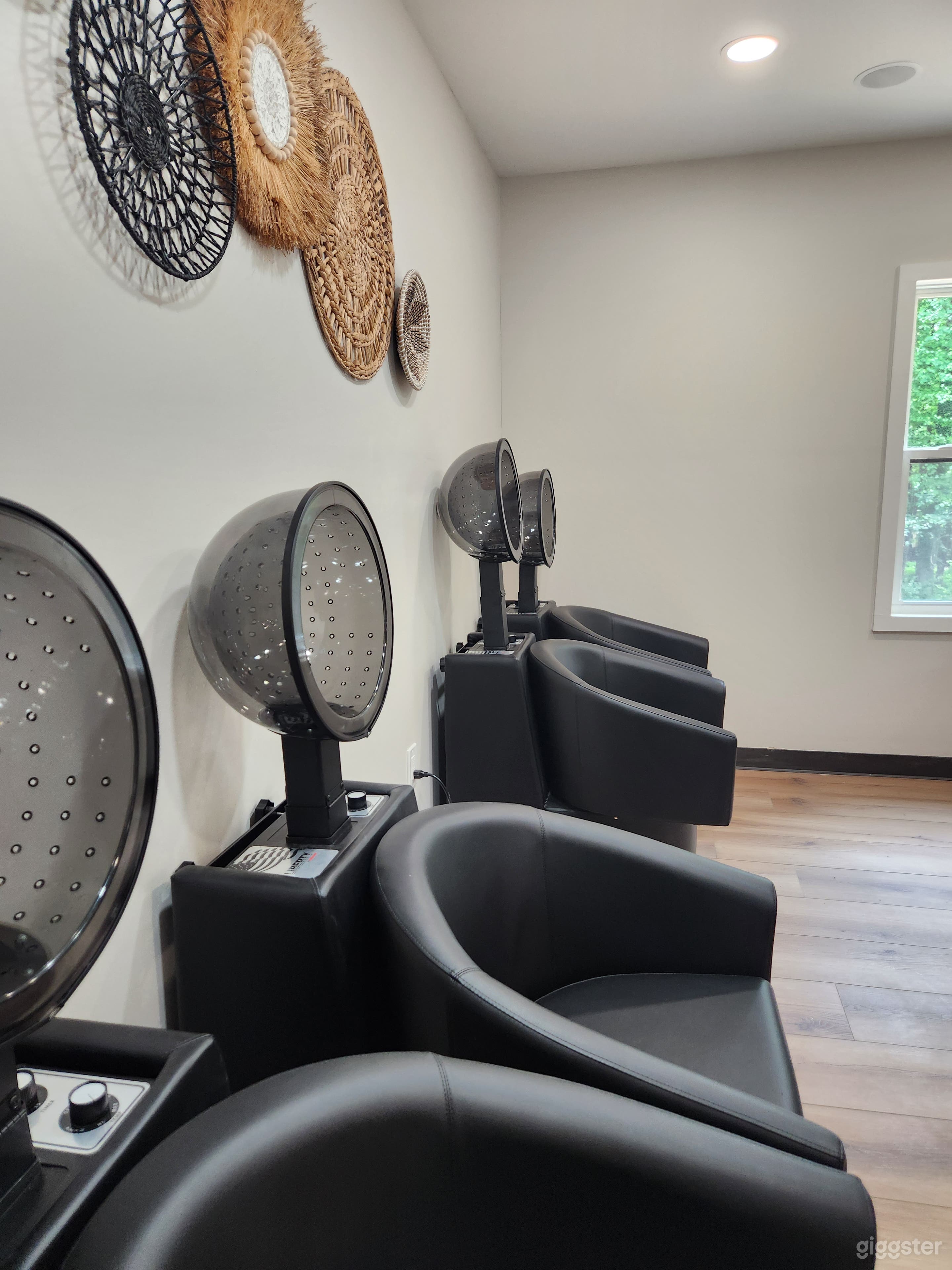 Luxury Modern Hair Salon Photo 3