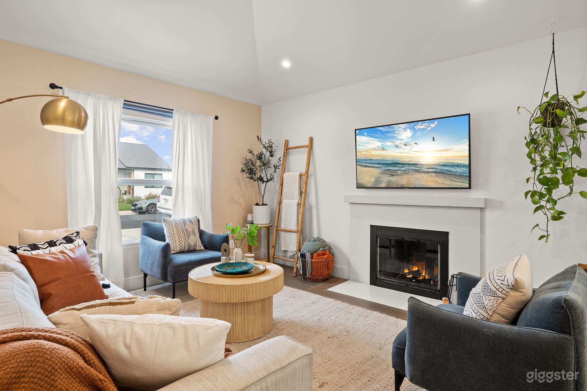 Modern Spacious Romantic LA Home Gated Yard HotTub Photo 1