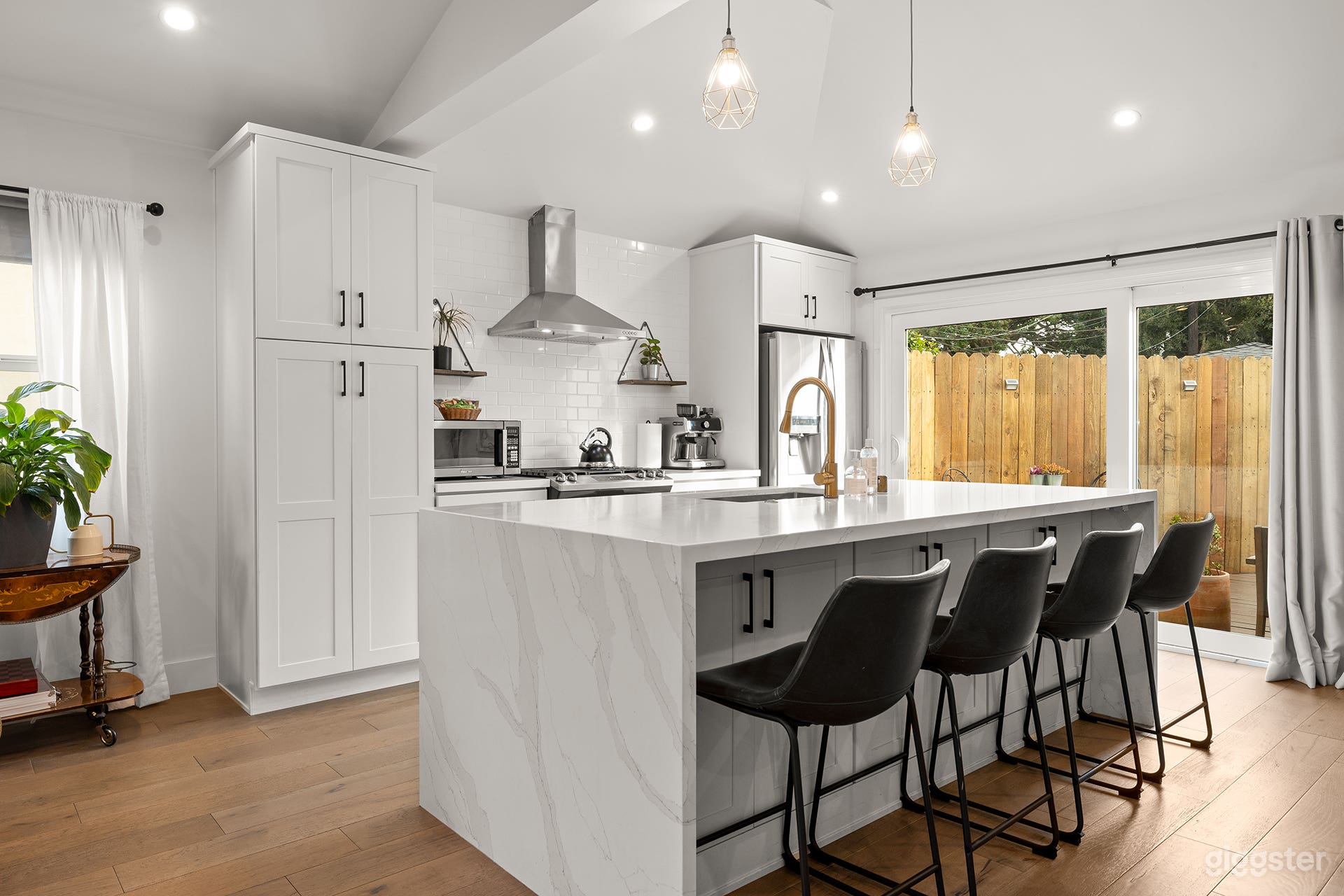 Modern Spacious Romantic LA Home Gated Yard HotTub Photo 3