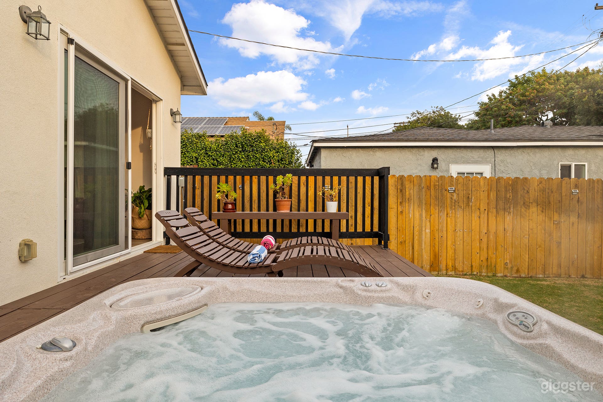 Modern Spacious Romantic LA Home Gated Yard HotTub Photo 4