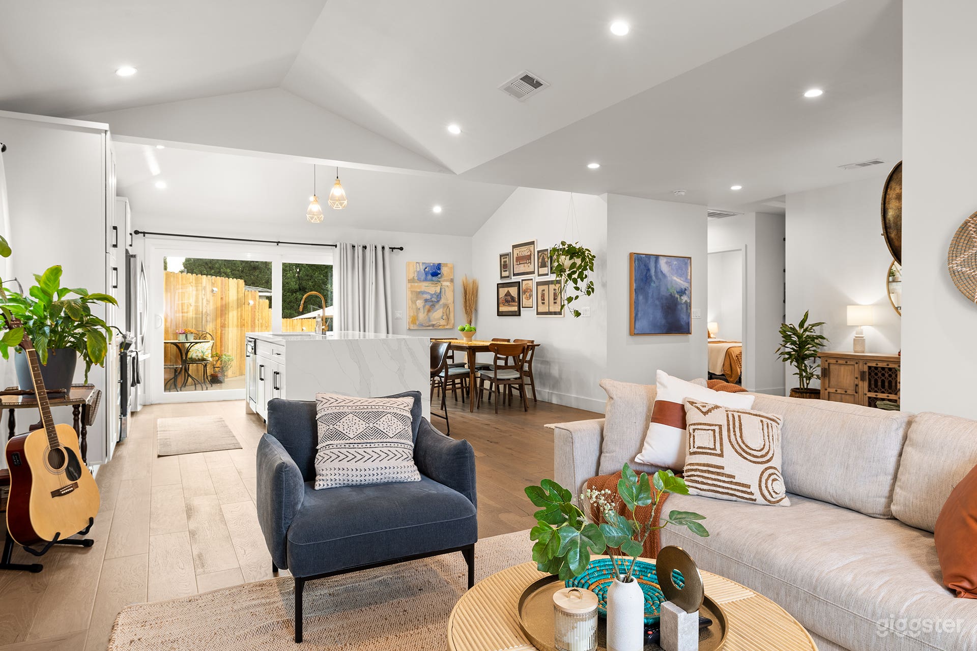 Modern Spacious Romantic LA Home Gated Yard HotTub Photo 2