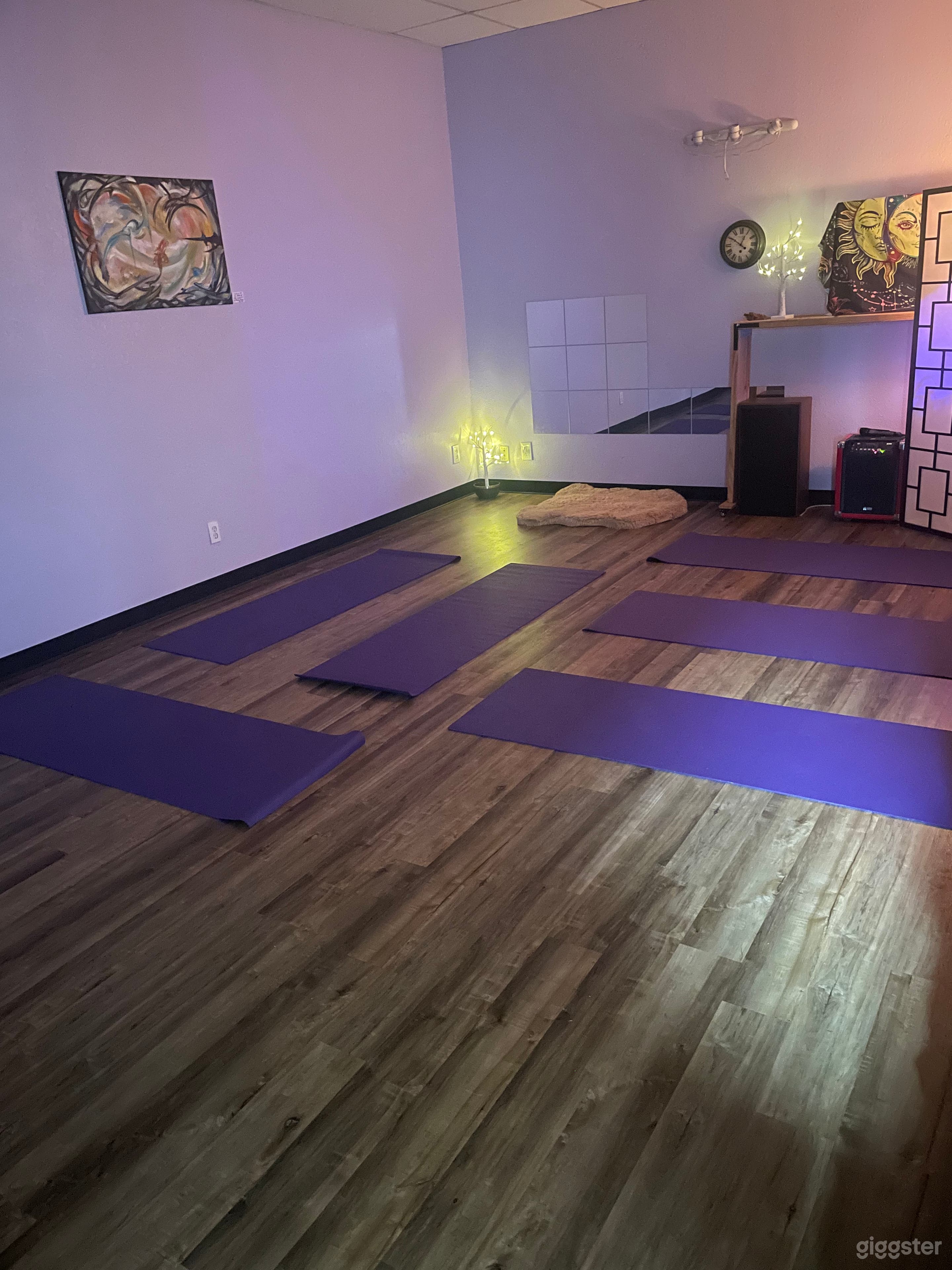 you can comfortably host 8 people in our yoga sapce.