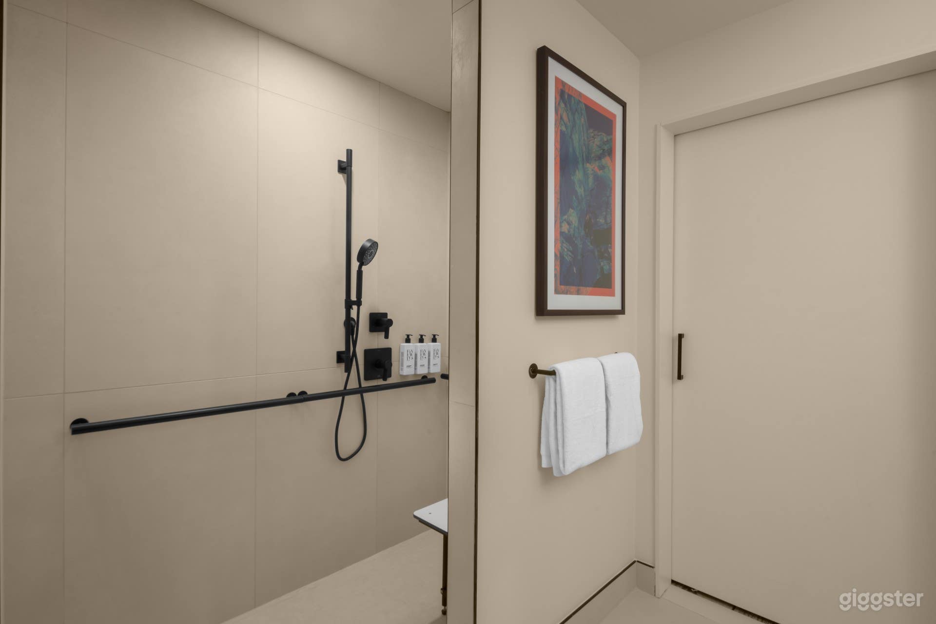 Stylish Hotel Room for Meetings & Conferences Photo 3