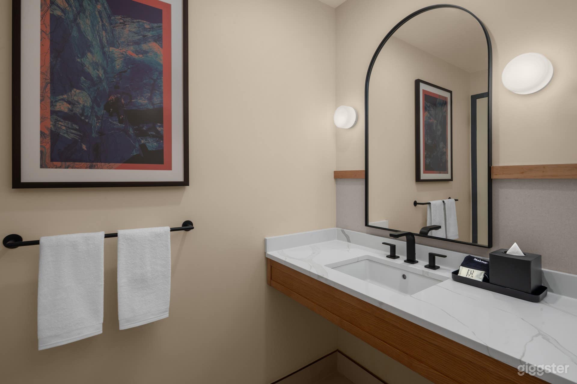 Stylish Hotel Room for Meetings & Conferences Photo 4